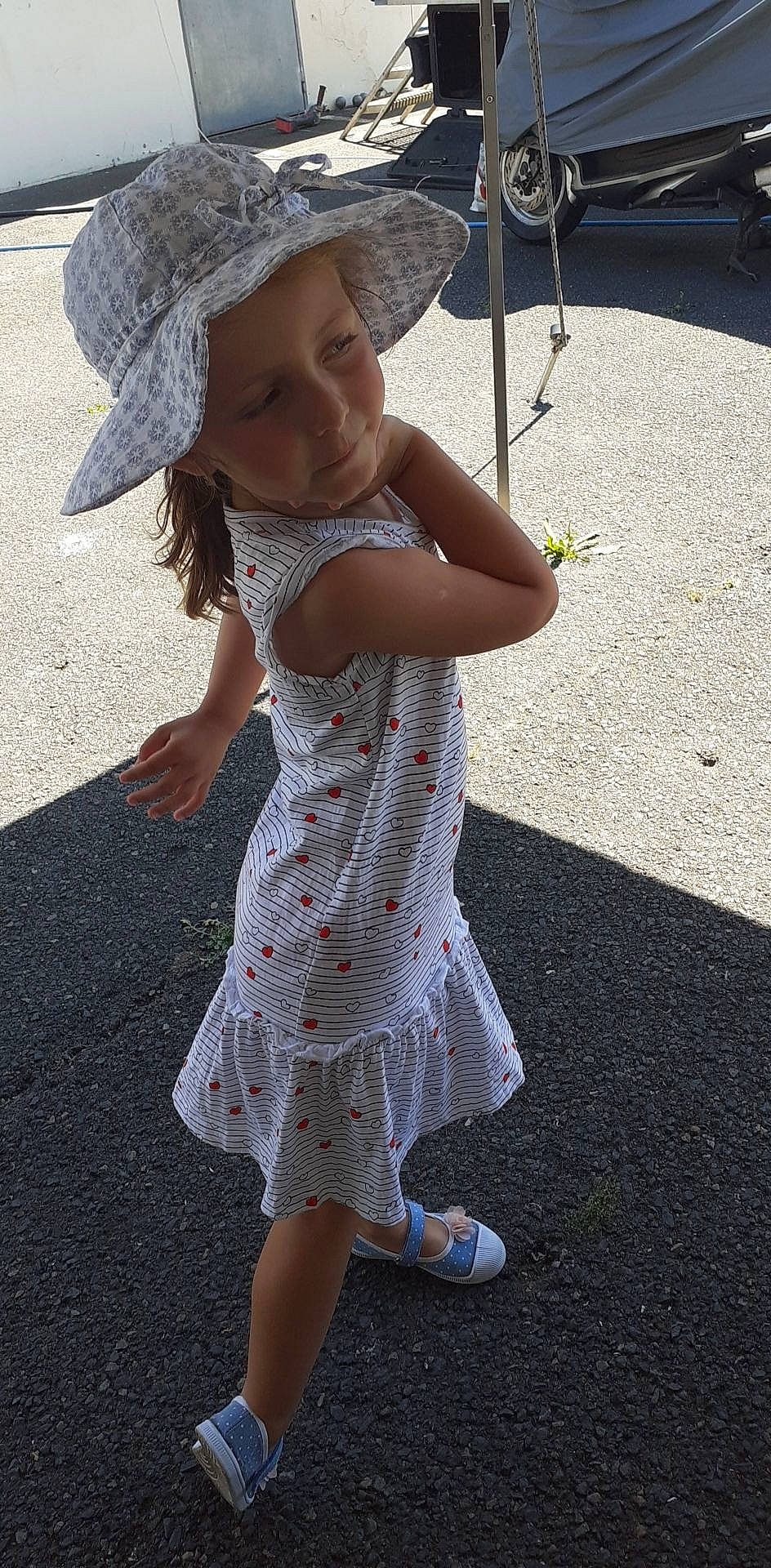 Peyton participe au concours pour gagner de l'argent avec cette photo : baby_toddler_clothing, clothing, dress, eye, face, gesture, grass, hairstyle, happy, hat, headgear, headwear, human_body, light, one_piece_garment, organ, person, photograph, skin, sleeve