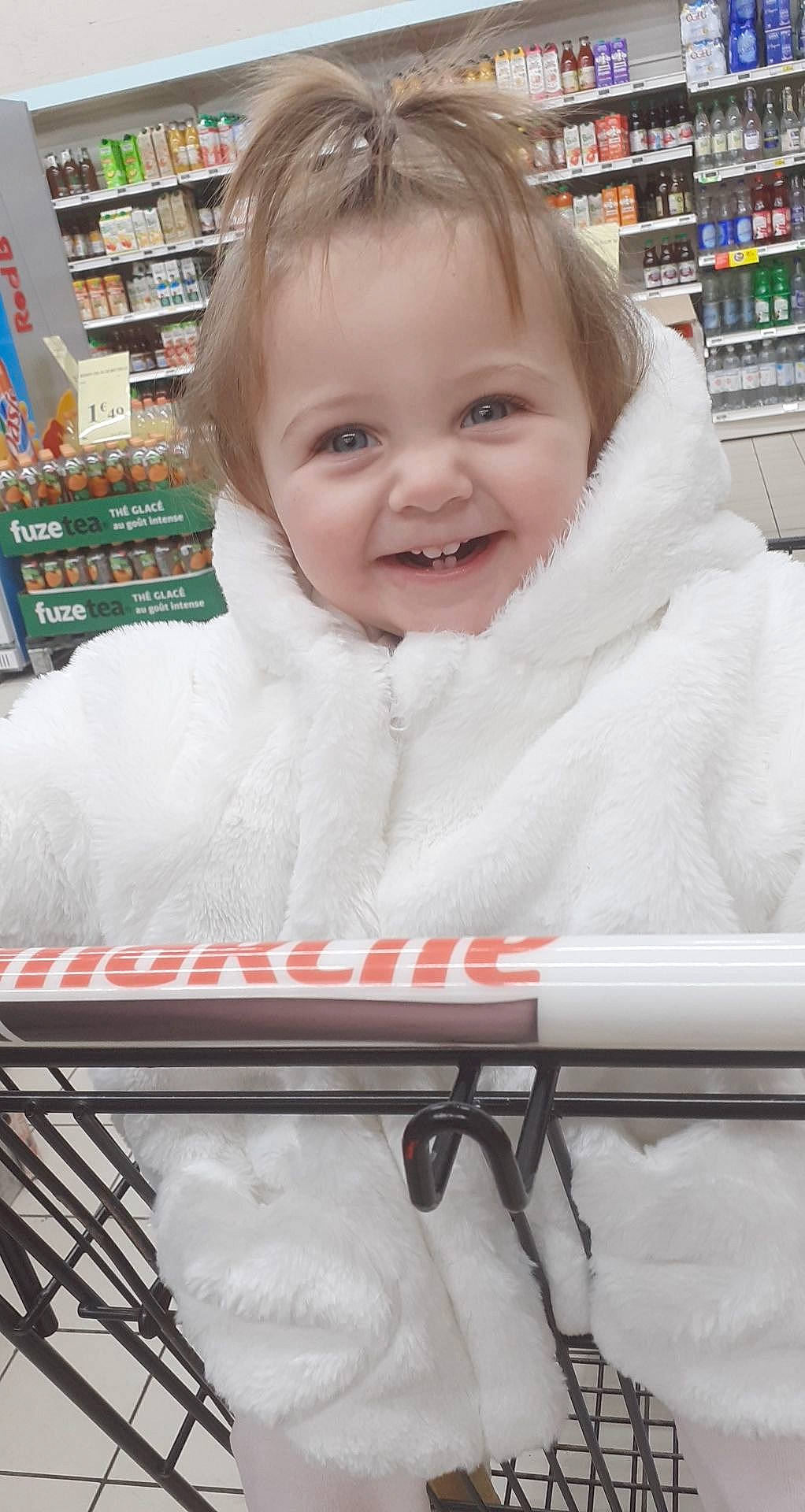 Lizzy participe au concours pour gagner de l'argent avec cette photo : beauty, cheek, child, chin, customer, eyebrow, hand, happy, iris, joy, organ, person, photograph, publication, retail, service, shelf, sitting, skin, smile