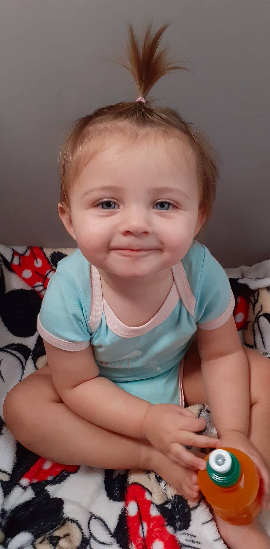 Lizzy a rejoint le concours — aidez-le/la à gagner de superbes lots ! arm, baby, baby_toddler_clothing, cheek, elbow, eyelash, finger, hand, happy, head, human_body, iris, joy, mouth, nail, nose, person, skin, sleeve, smile