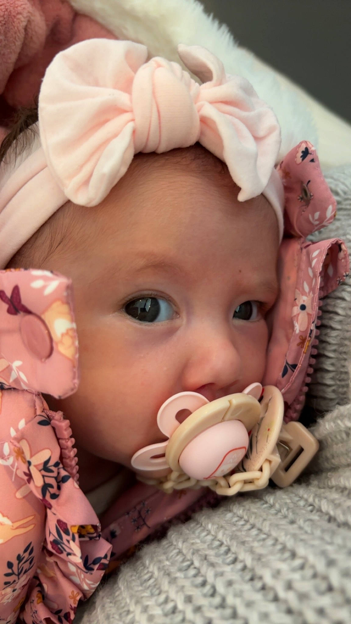 Giulïa a rejoint le concours — aidez-le/la à gagner de superbes lots ! baby, baby_toddler_clothing, cheek, child, chin, eye, eyebrow, eyelash, face, head, iris, lip, mouth, nose, person, pink, skin, textile, toddler, toy