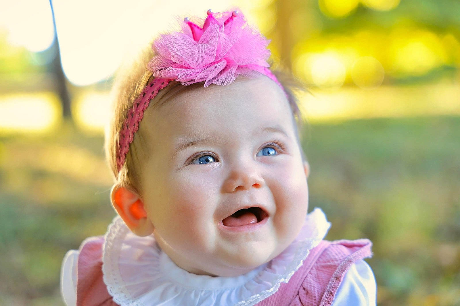 Victoria participe au concours pour gagner de l'argent avec cette photo : baby, baby_toddler_clothing, cheek, close_up, eye, eyelash, flash_photography, fun, grass, happy, head, headband, headgear, headpiece, iris, lip, person, pink, plant, smile