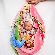 Rosalia a rejoint le concours — aidez-le/la à gagner de superbes lots ! baby, newborn, blanket, winnie_the_pooh, sleeping, infant, hands, tattoo, ring, pink, blue, green, soft, cute, child, wrapped, cozy, portrait, closeup, white_background