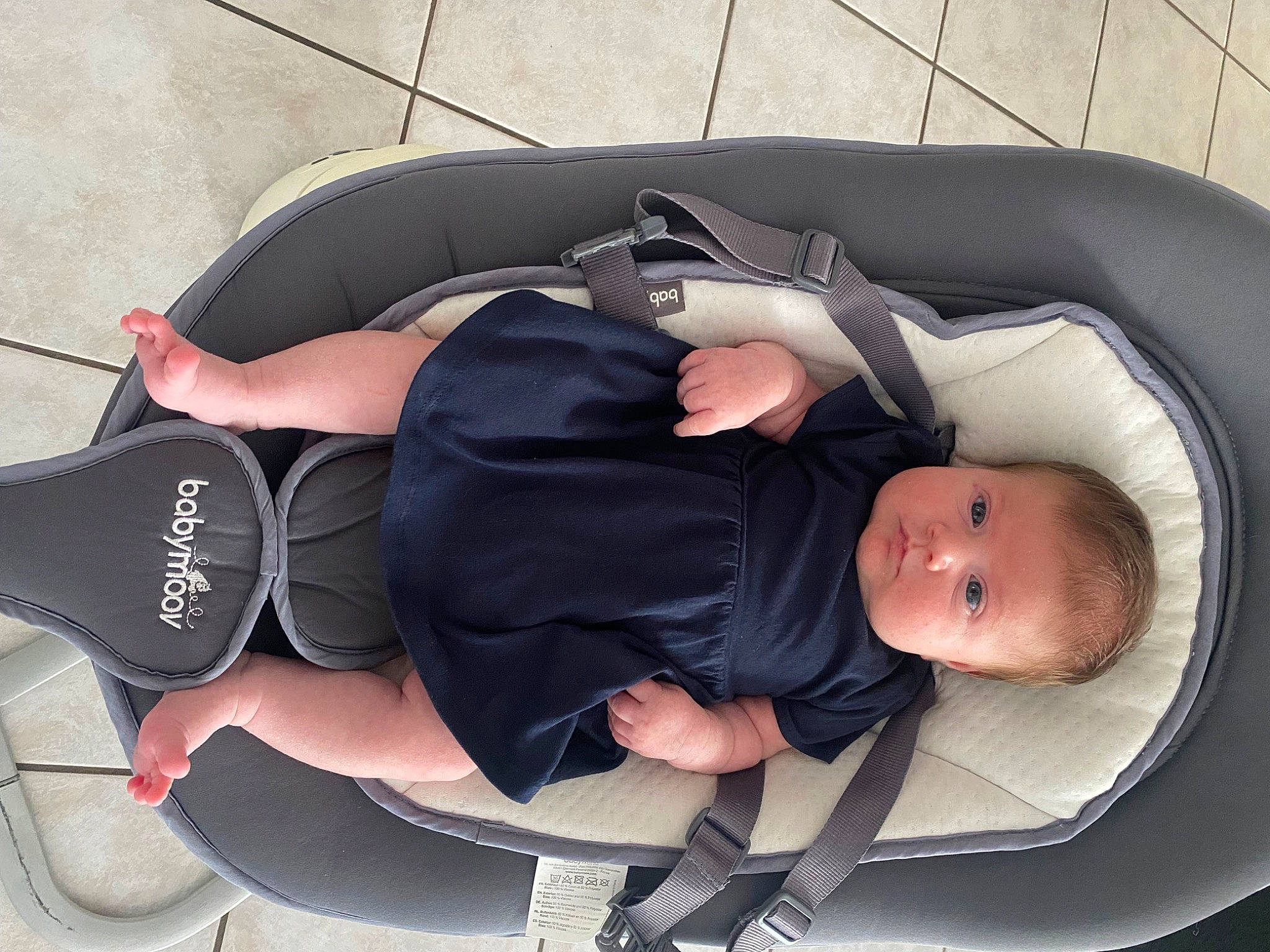 Mya participe au concours pour gagner de l'argent avec cette photo : baby, baby_carriage, baby_products, baby_sleeping, baby_toddler_clothing, bag, child, comfort, elbow, fashion_accessory, foot, human_leg, knee, lap, leg, person, personal_protective_equipment, sitting, thigh, toddler
