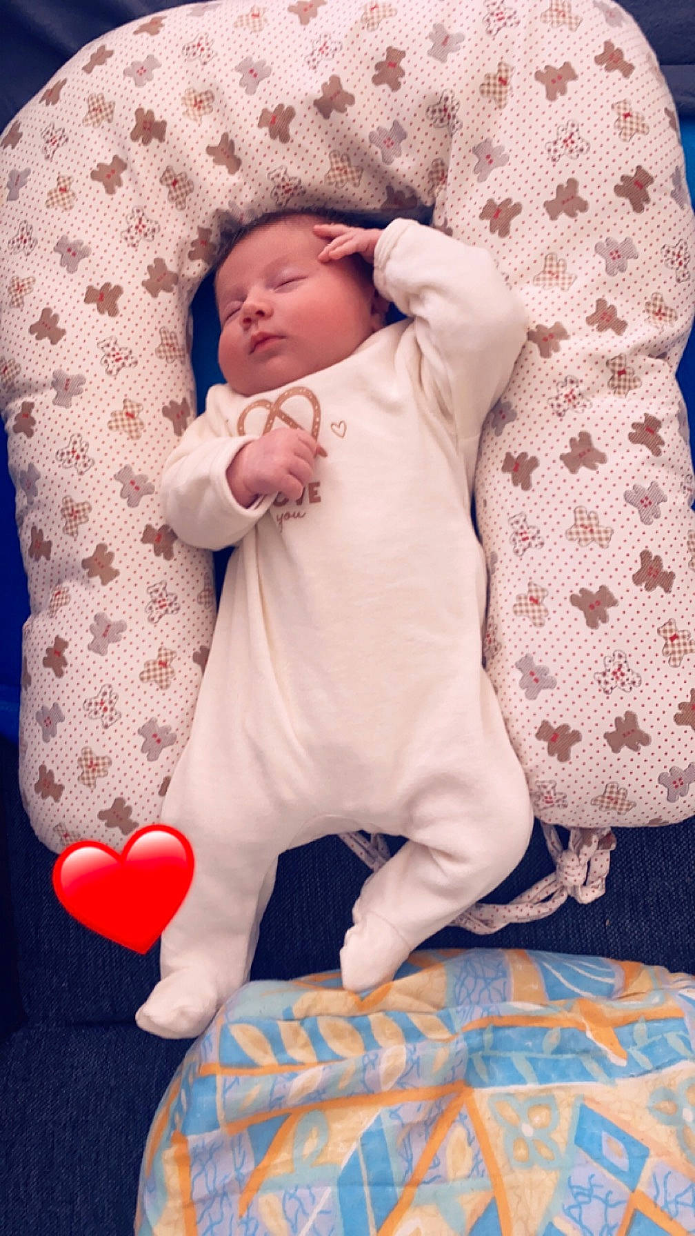 Mya participe au concours pour gagner de l'argent avec cette photo : baby, baby_products, baby_safety, baby_sleeping, baby_toddler_clothing, balloon, bedding, child, comfort, event, linens, magenta, pattern, peach, person, pink, room, skin, sleeve, textile