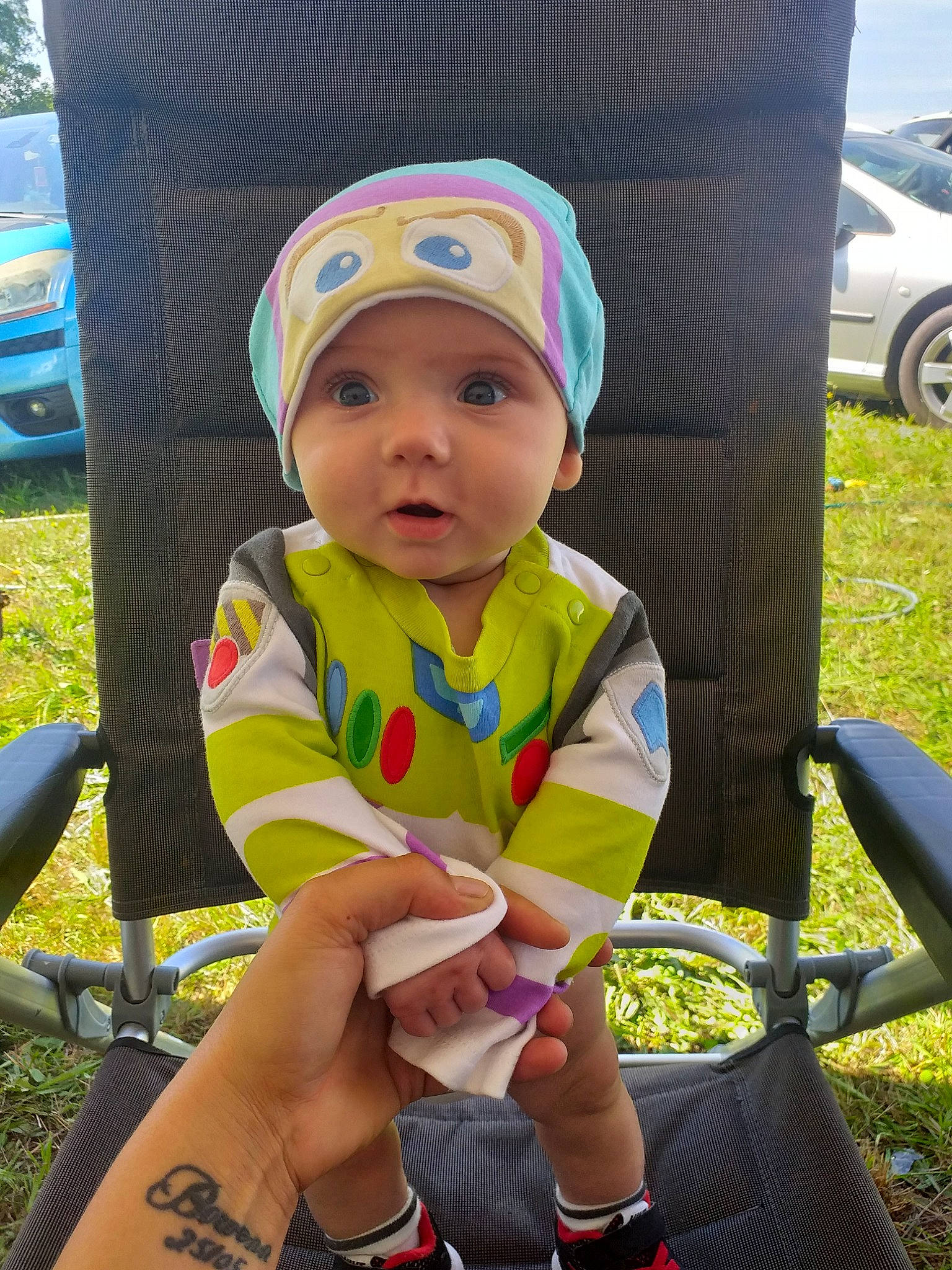 Romann participe au concours pour gagner de l'argent avec cette photo : baby, child, grass, headwear, person, plant, play, recreation, skin, smile, summer, toddler, vacation, vehicle