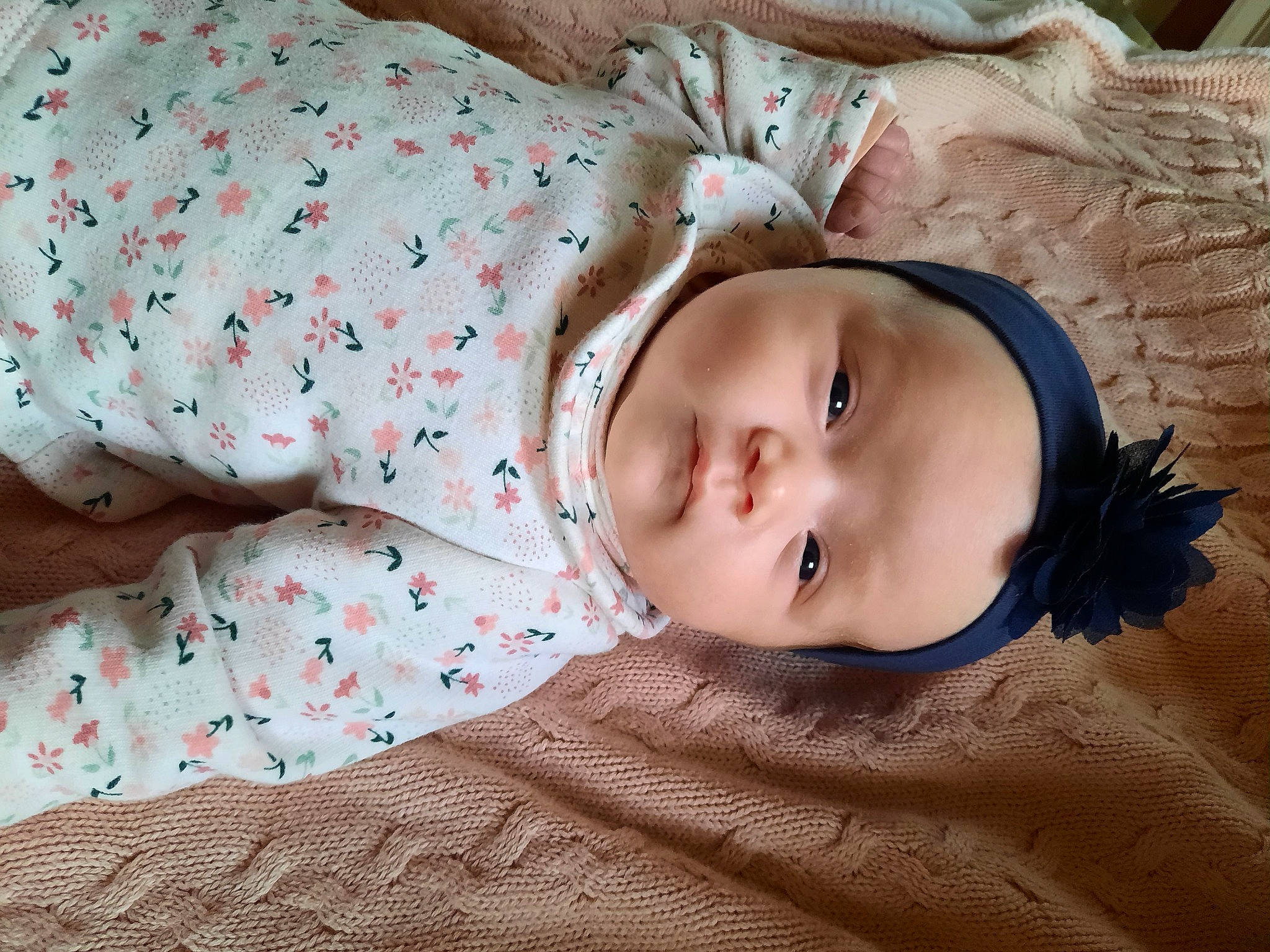 Alba participe au concours pour gagner de l'argent avec cette photo : baby, baby_toddler_clothing, cheek, comfort, eye, eyelash, face, head, headgear, headwear, human_body, iris, linens, lip, nose, pattern, person, product, skin, sleeve