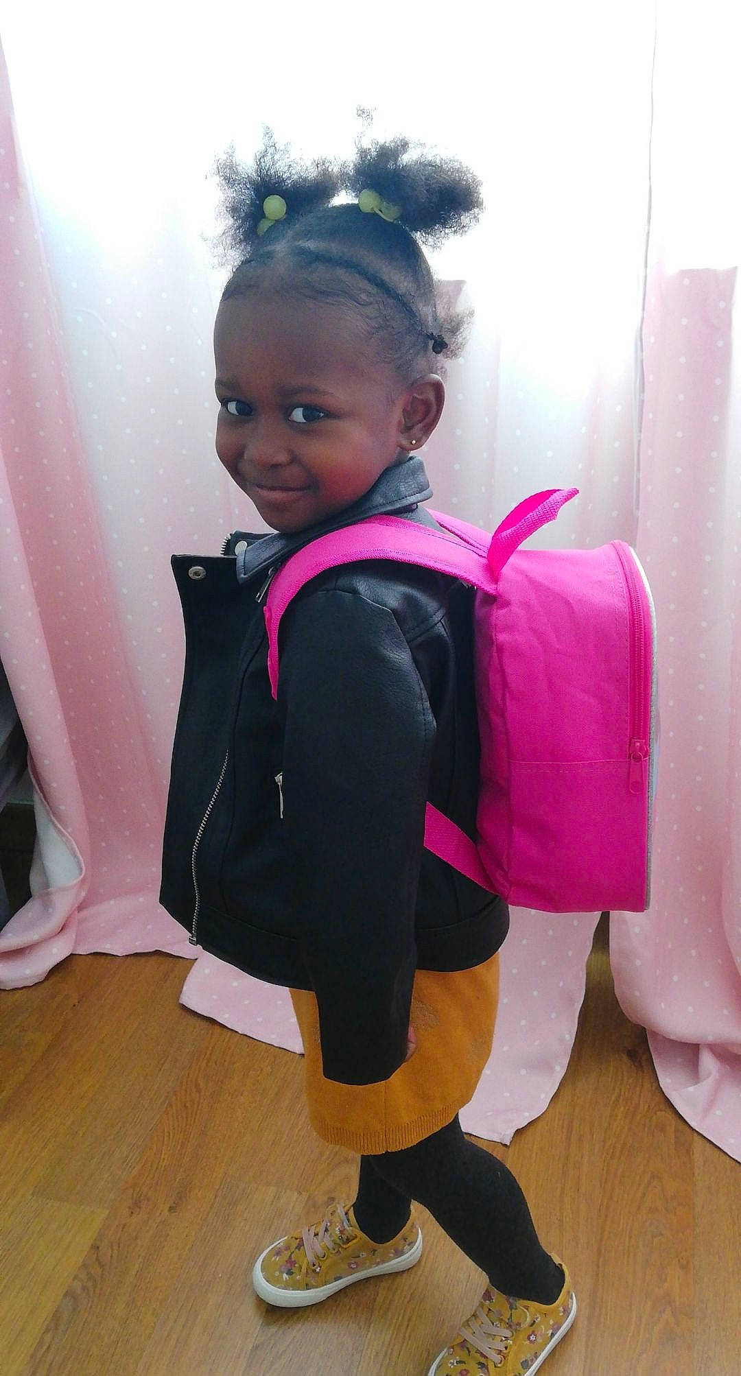 Ailnys a rejoint le concours — aidez-le/la à gagner de superbes lots ! baby_toddler_clothing, bag, black_hair, fashion_accessory, flooring, fun, happy, hardwood, head, joint, joy, knee, luggage_and_bags, magenta, outerwear, person, pink, purple, shoulder, sleeve