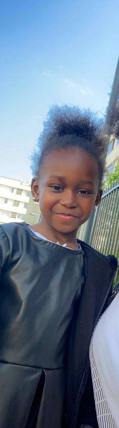 Ailnys a rejoint le concours — aidez-le/la à gagner de superbes lots ! black_hair, building, buzz_cut, cheek, child, chin, cool, electric_blue, eyebrow, forehead, fun, happy, iris, joy, lip, nose, person, skin, sleeve, smile