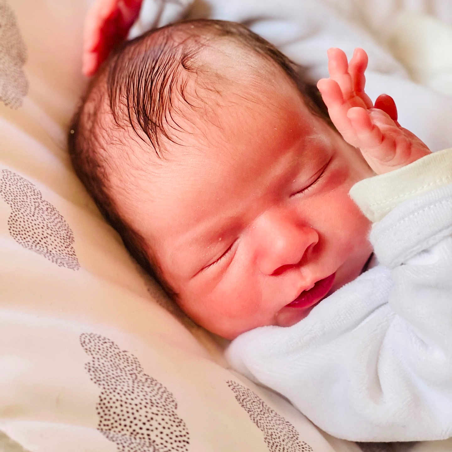 Charles a rejoint le concours — aidez-le/la à gagner de superbes lots ! baby, blanket, crying, face, head, newborn, person, photography, portrait, sad, sleeping