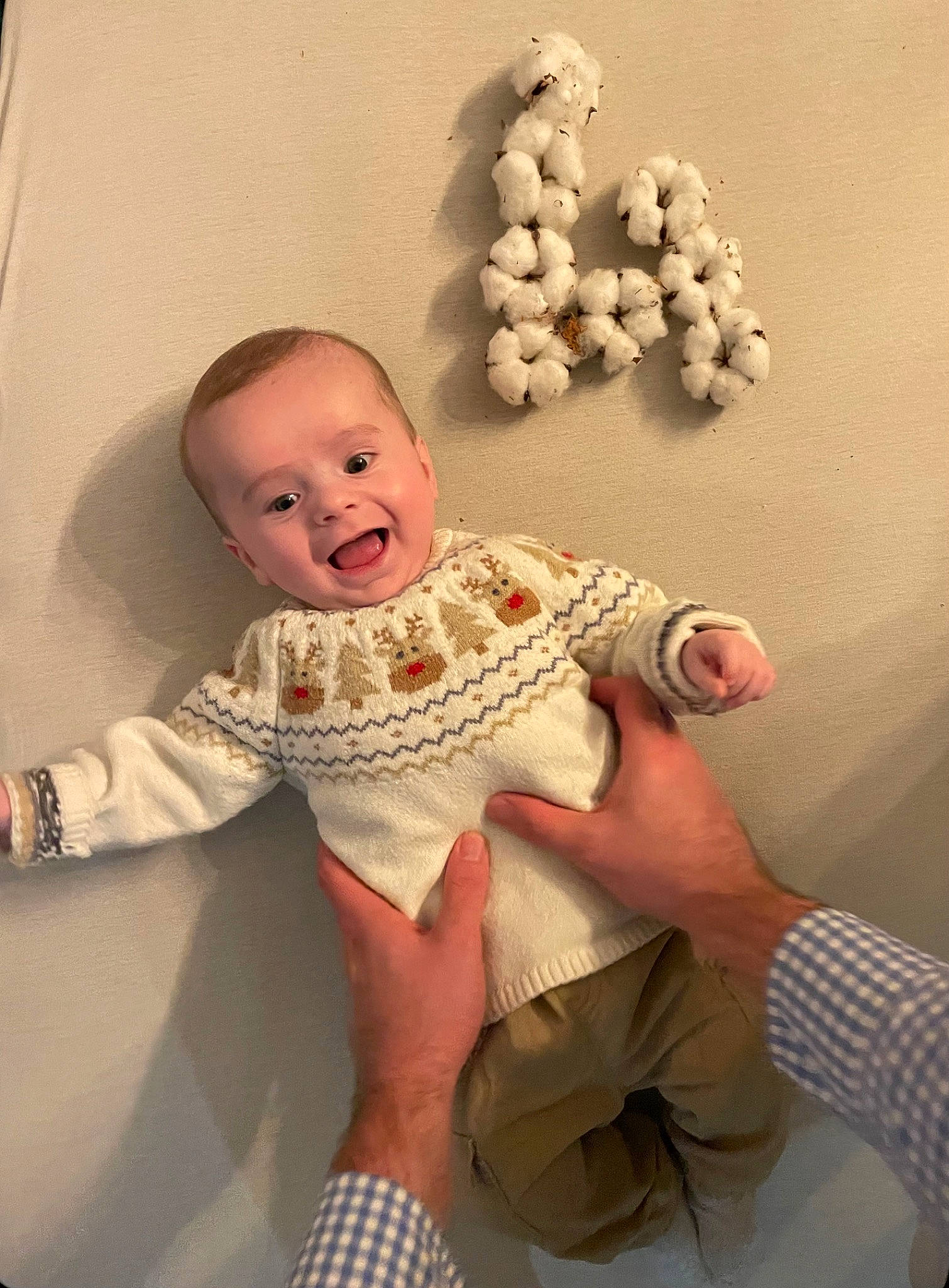 Gabriel participe au concours pour gagner de l'argent avec cette photo : art, baby, baby_toddler_clothing, child, comfort, eye, facial_expression, gesture, happy, head, human_body, linens, mouth, person, room, skin, sleeve, smile, textile, toddler