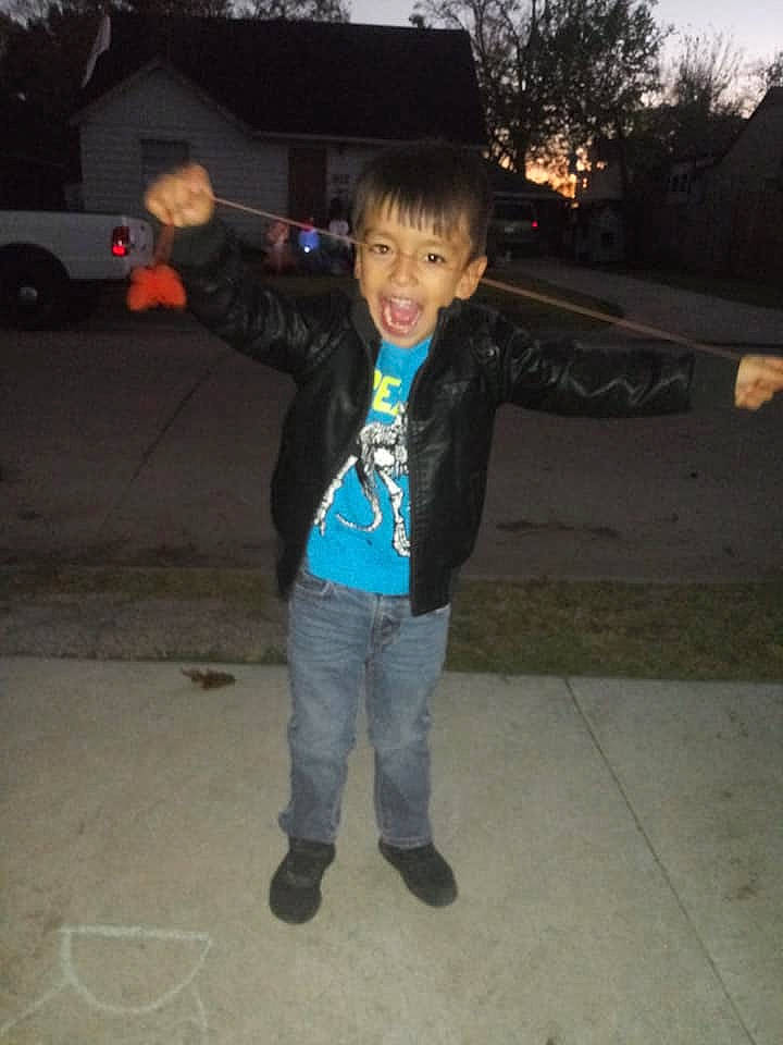 Julio is registered to the contest to win money with this photo: car, child, cool, fun, happy, jacket, jeans, night, outerwear, person, play, smile, standing, t_shirt, toddler, tree, vacation