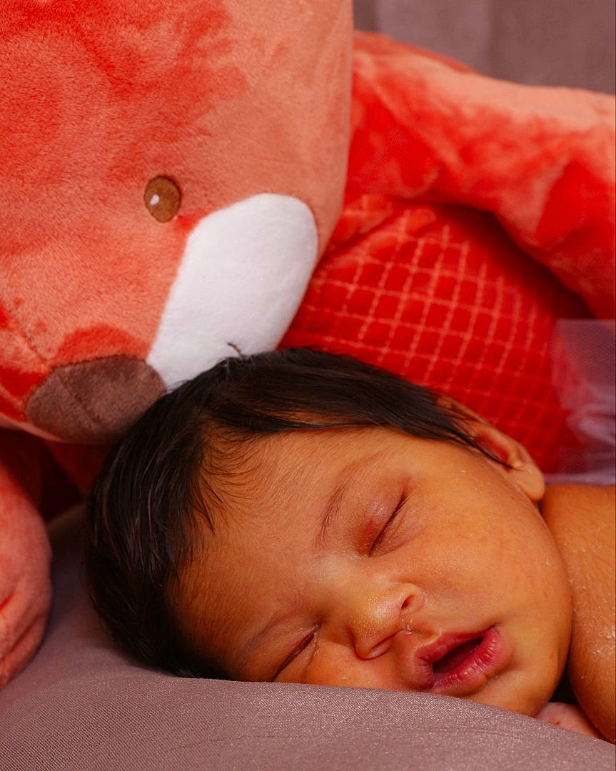 Kalyani participe au concours pour gagner de l'argent avec cette photo : baby, baby_sleeping, cheek, comfort, eye, face, facial_expression, finger, head, lip, mammal, mouth, nose, people, person, product, red, skin, textile, toddler