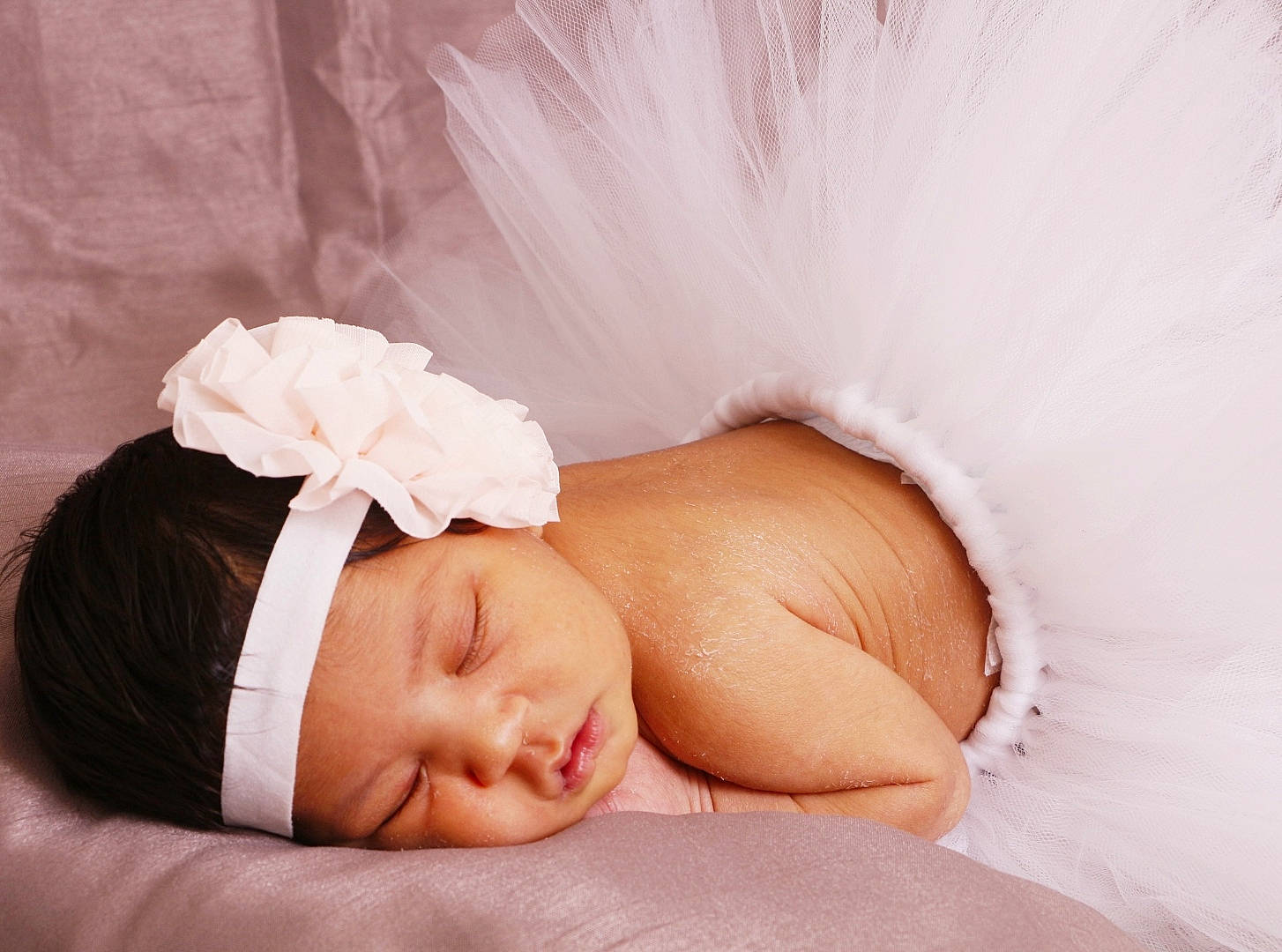 Kalyani a rejoint le concours — aidez-le/la à gagner de superbes lots ! arm, baby, baby_sleeping, baby_toddler_clothing, comfort, dress, ear, eye, finger, flash_photography, hand, happy, head, headgear, headpiece, headwear, human_body, linens, neck, person