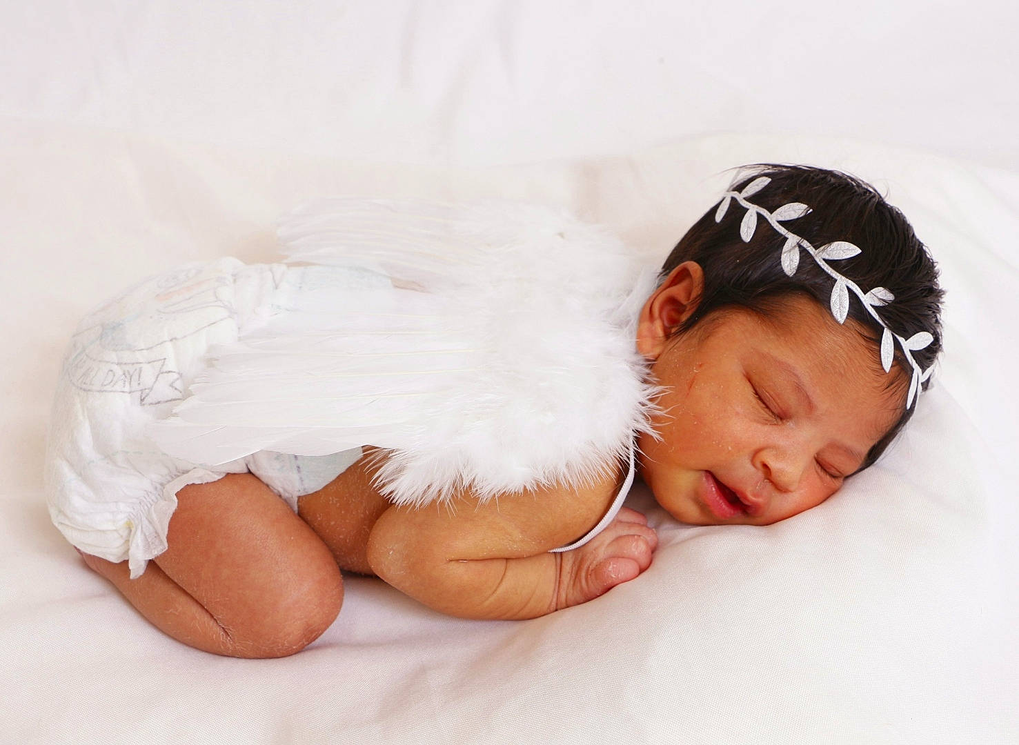 Kalyani participe au concours pour gagner de l'argent avec cette photo : arm, baby, baby_sleeping, baby_toddler_clothing, barefoot, cap, comfort, eye, fashion_accessory, foot, gesture, hand, happy, headwear, jewellery, linens, nail, person, sitting, textile