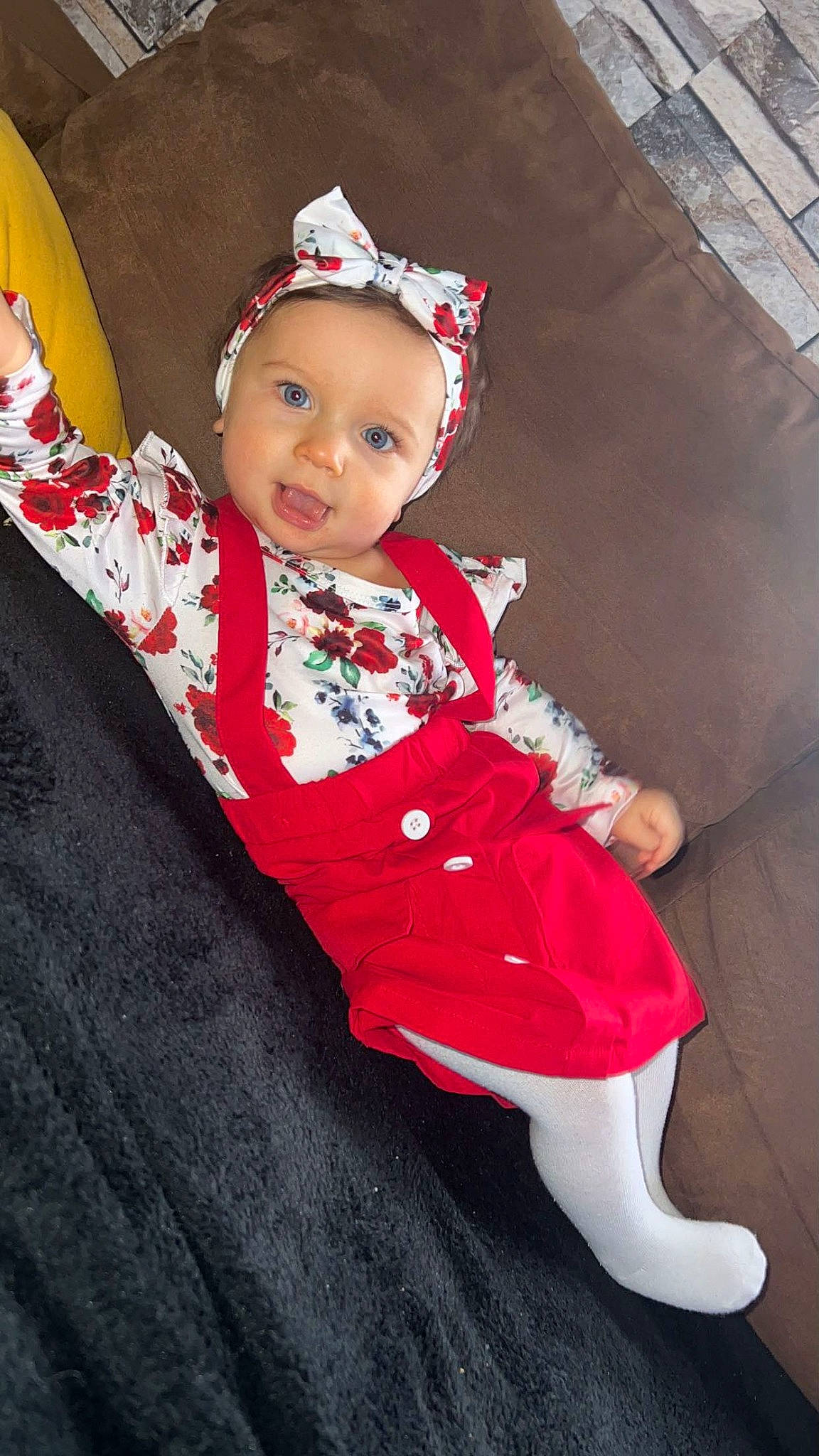 Alix a rejoint le concours — aidez-le/la à gagner de superbes lots ! baby, baby_toddler_clothing, carmine, christmas, christmas_eve, costume, costume_hat, event, fun, happy, hat, head, holiday, human_leg, magenta, person, sitting, sleeve, smile, thigh