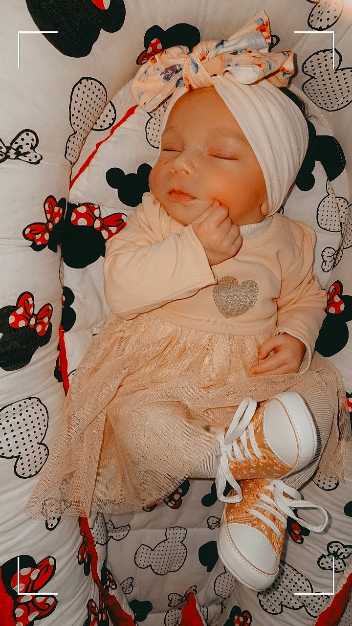 Alix participe au concours pour gagner de l'argent avec cette photo : art, baby, baby_products, baby_sleeping, baby_toddler_clothing, carmine, cheek, child, comfort, event, happy, headwear, illustration, linens, pattern, peach, person, pink, plant, room