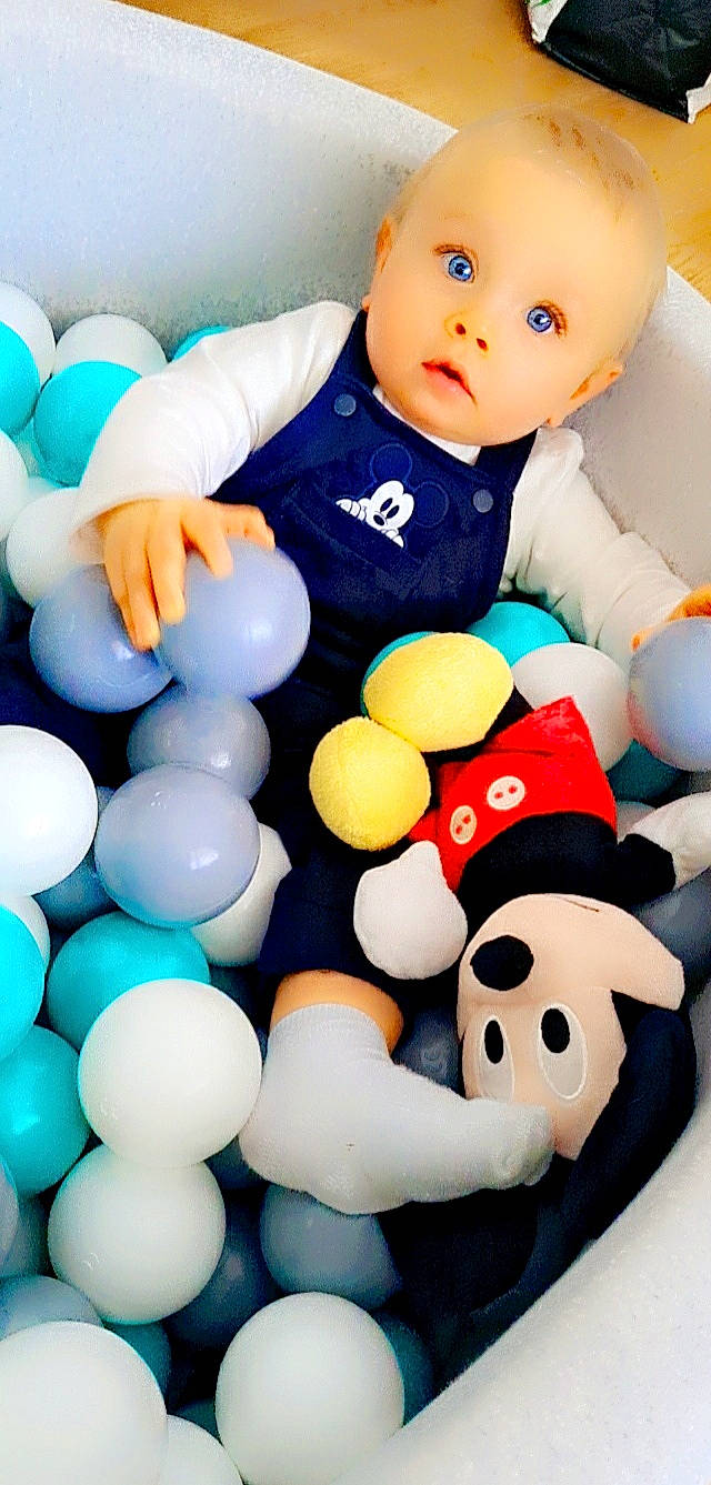 Nolan a rejoint le concours — aidez-le/la à gagner de superbes lots ! baby, baby_playing_with_toys, baby_products, baby_toddler_clothing, baby_toys, child, comfort, event, font, fun, happy, head, organ, person, photograph, product, snapshot, surprise, toddler, toy