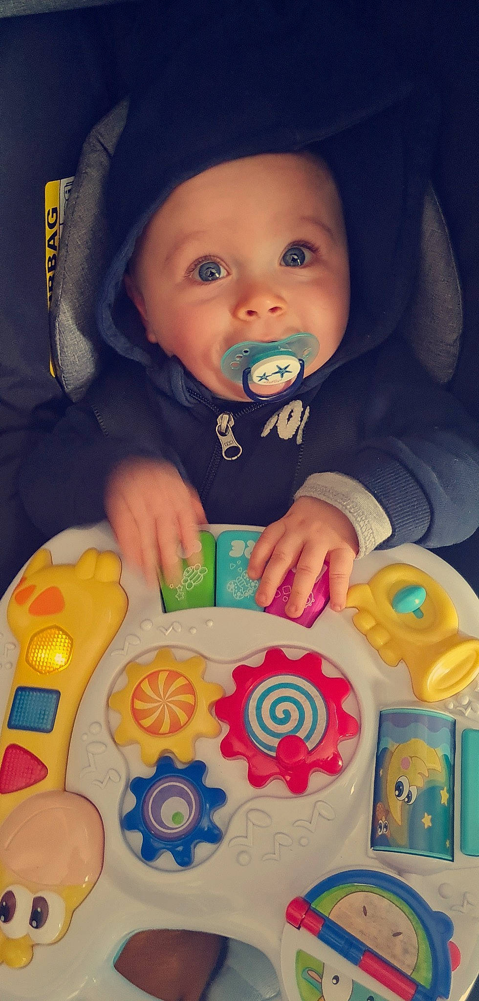 Nolan a rejoint le concours — aidez-le/la à gagner de superbes lots ! baby, baby_toddler_clothing, cheek, child, drinkware, finger, fun, headwear, human, mouth, nail, nose, orange, organ, person, product, skin, sleeve, snapshot, surprise