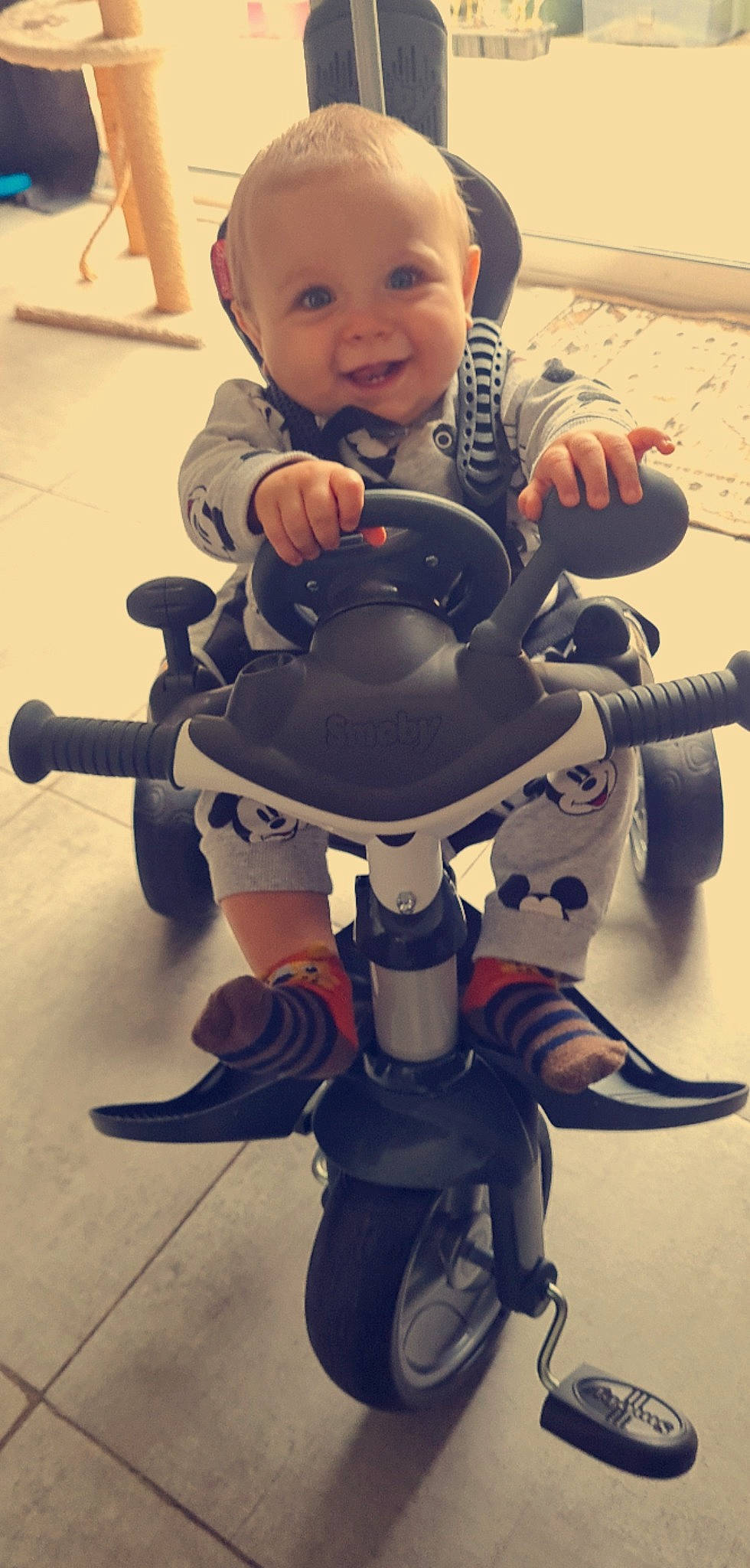 Nolan a rejoint le concours — aidez-le/la à gagner de superbes lots ! auto_part, baby, baby_toddler_clothing, carmine, cleanliness, comfort, electric_blue, eye, head, light, machine, person, photograph, science, sleeve, smile, snapshot, thumb, toddler, toy