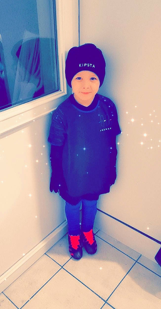 Kylian a rejoint le concours — aidez-le/la à gagner de superbes lots ! azure, cap, cool, electric_blue, flooring, footwear, headgear, headwear, human_body, jacket, joy, knee, magenta, outerwear, person, pink, purple, red, sleeve, standing