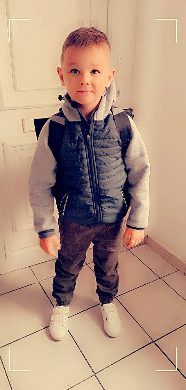 Kylian participe au concours pour gagner de l'argent avec cette photo : cheek, clothing, collar, cool, denim, face, flash_photography, jacket, leg, neck, outerwear, person, photograph, skin, sleeve, smile, standing, street_fashion, t_shirt, toddler