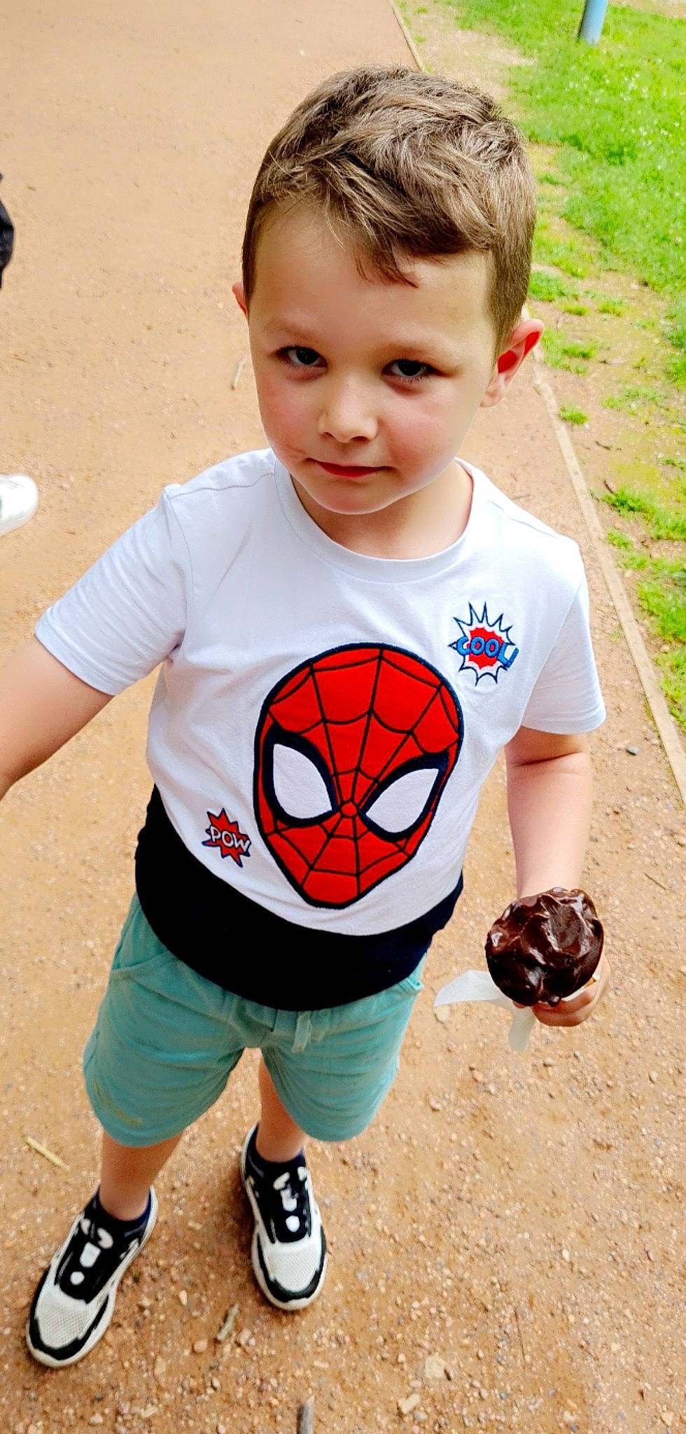 Kylian participe au concours pour gagner de l'argent avec cette photo : ball, cool, eye, football, green, hairstyle, happy, head, leisure, person, photograph, pink, shorts, shoulder, sports_equipment, style, summer, t_shirt, toy, tree