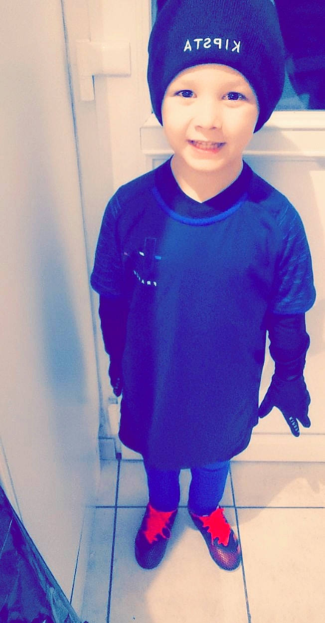 Kylian participe au concours pour gagner de l'argent avec cette photo : baby_toddler_clothing, blue, cap, clothing, cool, electric_blue, face, flash_photography, fun, hairstyle, happy, headwear, human_body, joy, neck, outerwear, person, purple, sleeve, smile