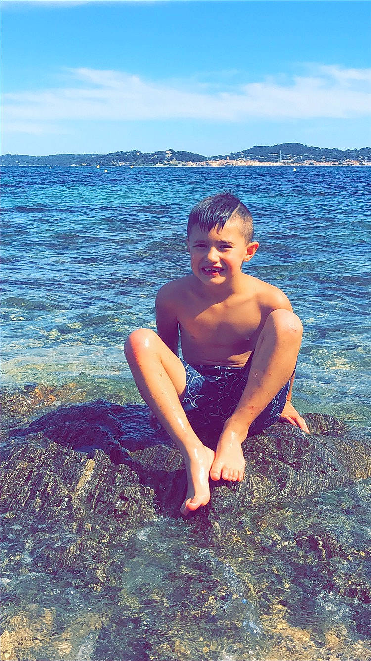 Mayron a rejoint le concours — aidez-le/la à gagner de superbes lots ! ankle, barechested, barefoot, beach, bermuda_shorts, board_short, foot, holiday, joy, leisure, muscle, ocean, people_in_nature, person, sea, sound, summer, toe, trunks, vacation