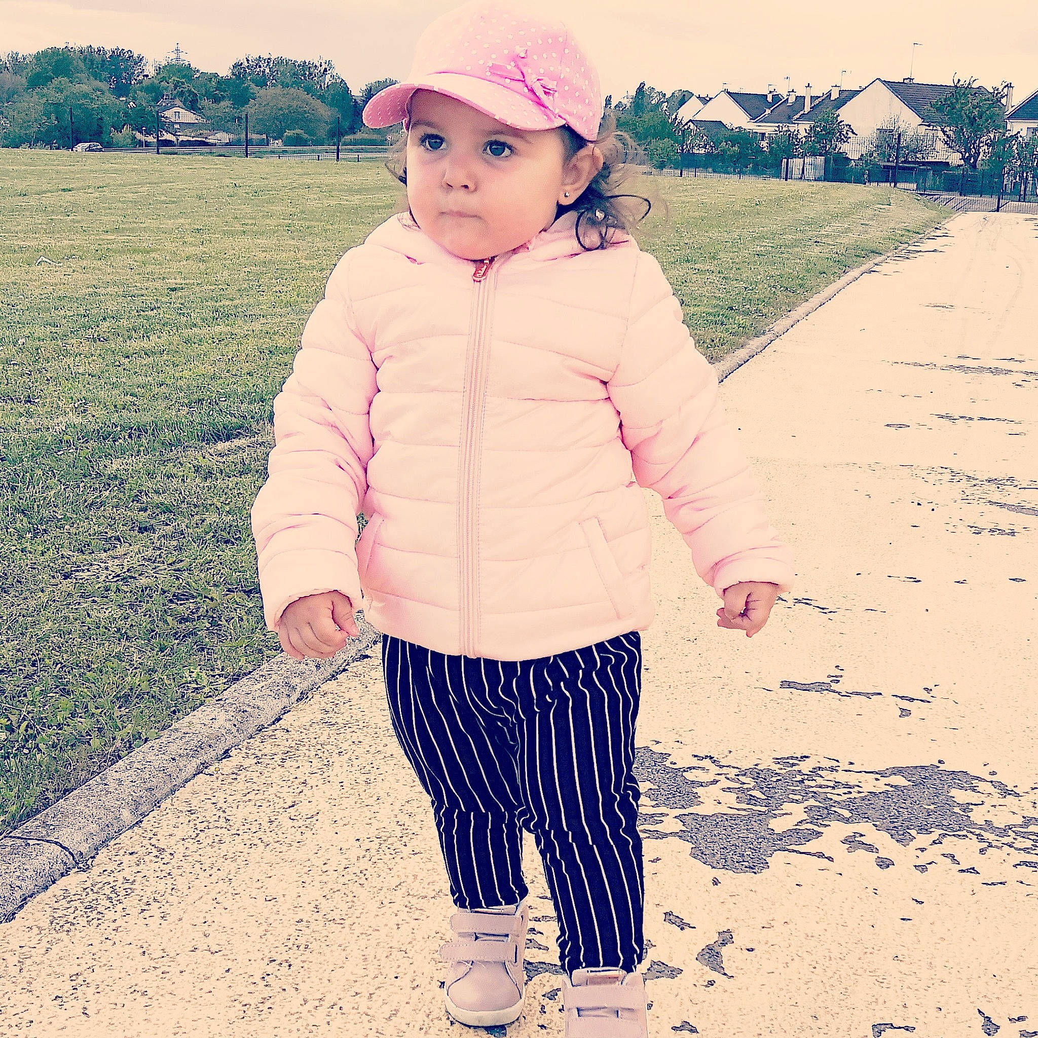 Mylla a rejoint le concours — aidez-le/la à gagner de superbes lots ! baby_toddler_clothing, beauty, child, cool, electric_blue, grass, happy, headwear, lip, magenta, outerwear, pattern, people_in_nature, person, pink, sky, sleeve, street_fashion, summer, tints_and_shades