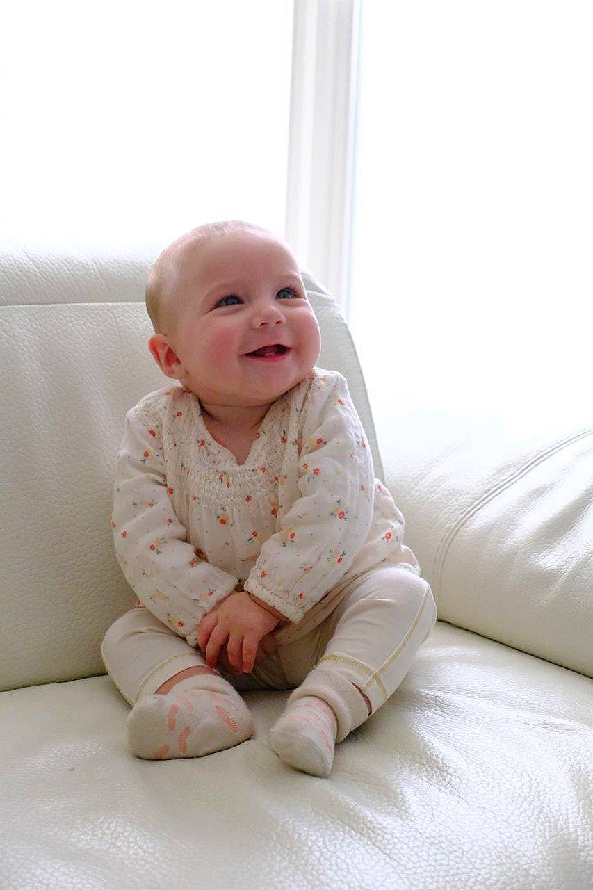 Alice participe au concours pour gagner de l'argent avec cette photo : baby, baby_toddler_clothing, cheek, child, comfort, couch, eye, face, head, human, human_body, interior_design, joy, living_room, mammal, mouth, nose, person, sitting, skin