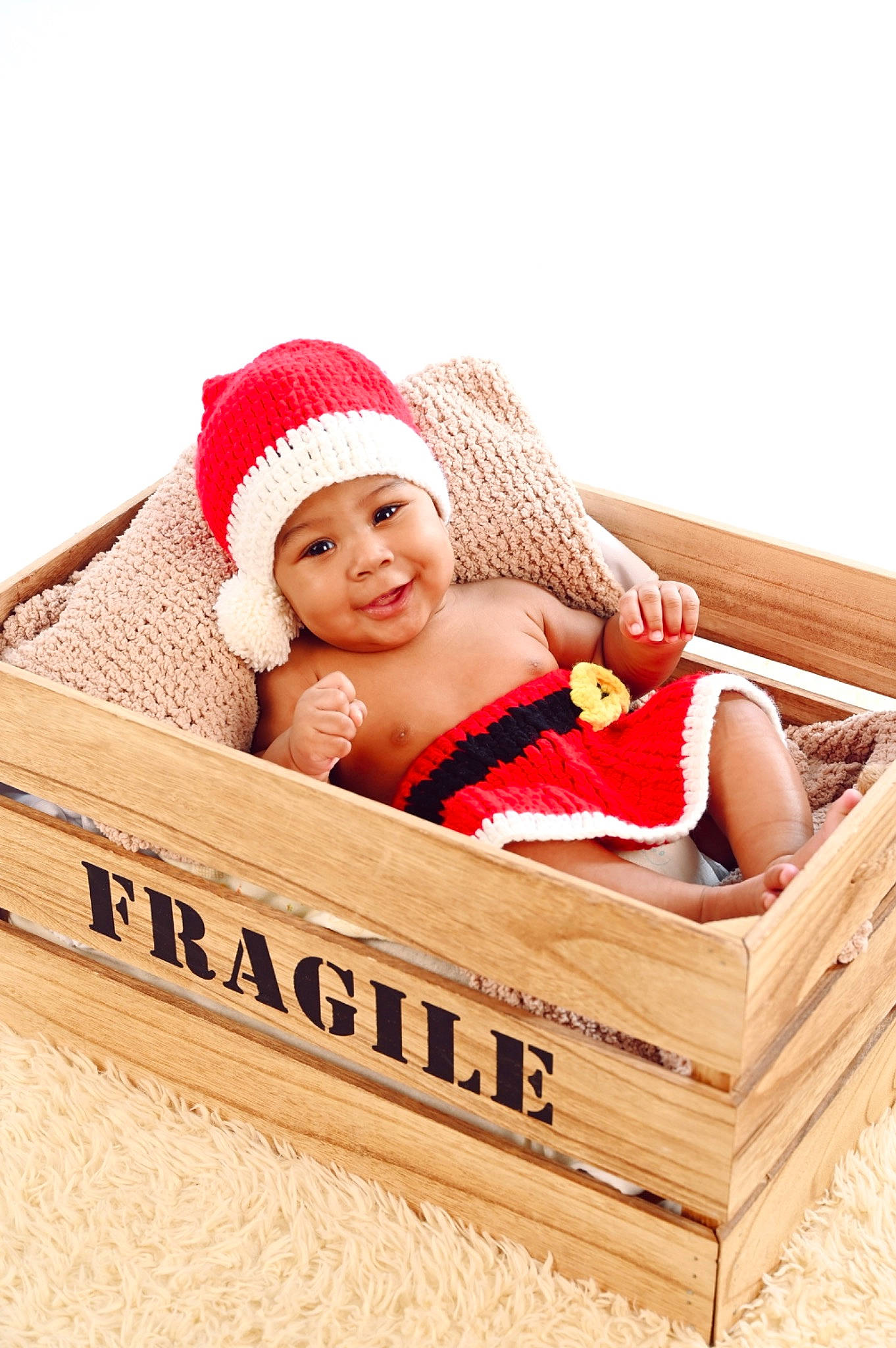 Nayla participe au concours pour gagner de l'argent avec cette photo : baby, baby_products, baby_sleeping, baby_toddler_clothing, beauty, cap, child, comfort, fashion_accessory, happy, headwear, joy, knit_cap, outdoor_furniture, pattern, person, product, rectangle, skin, smile