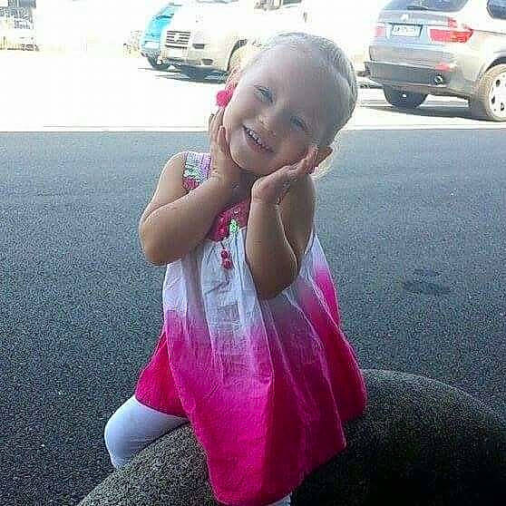 Shana participe au concours pour gagner de l'argent avec cette photo : arm, car, child, cool, day, finger, fun, girl, hand, joy, person, pink, product, toddler