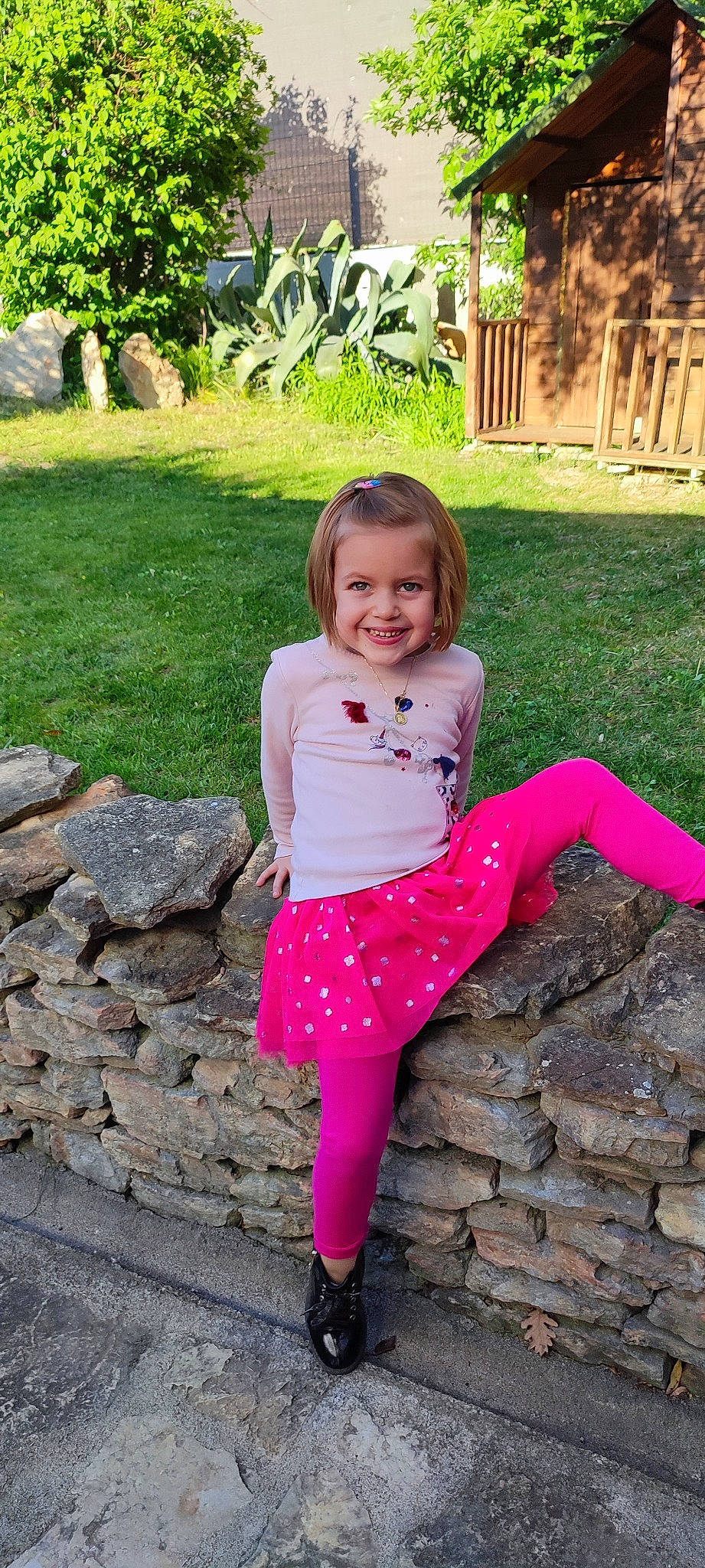 Stella participe au concours pour gagner de l'argent avec cette photo : baby_toddler_clothing, facial_expression, grass, green, happy, joy, knee, leaf, leisure, magenta, people_in_nature, person, pink, plant, sleeve, smile, t_shirt, thigh, toddler, tree