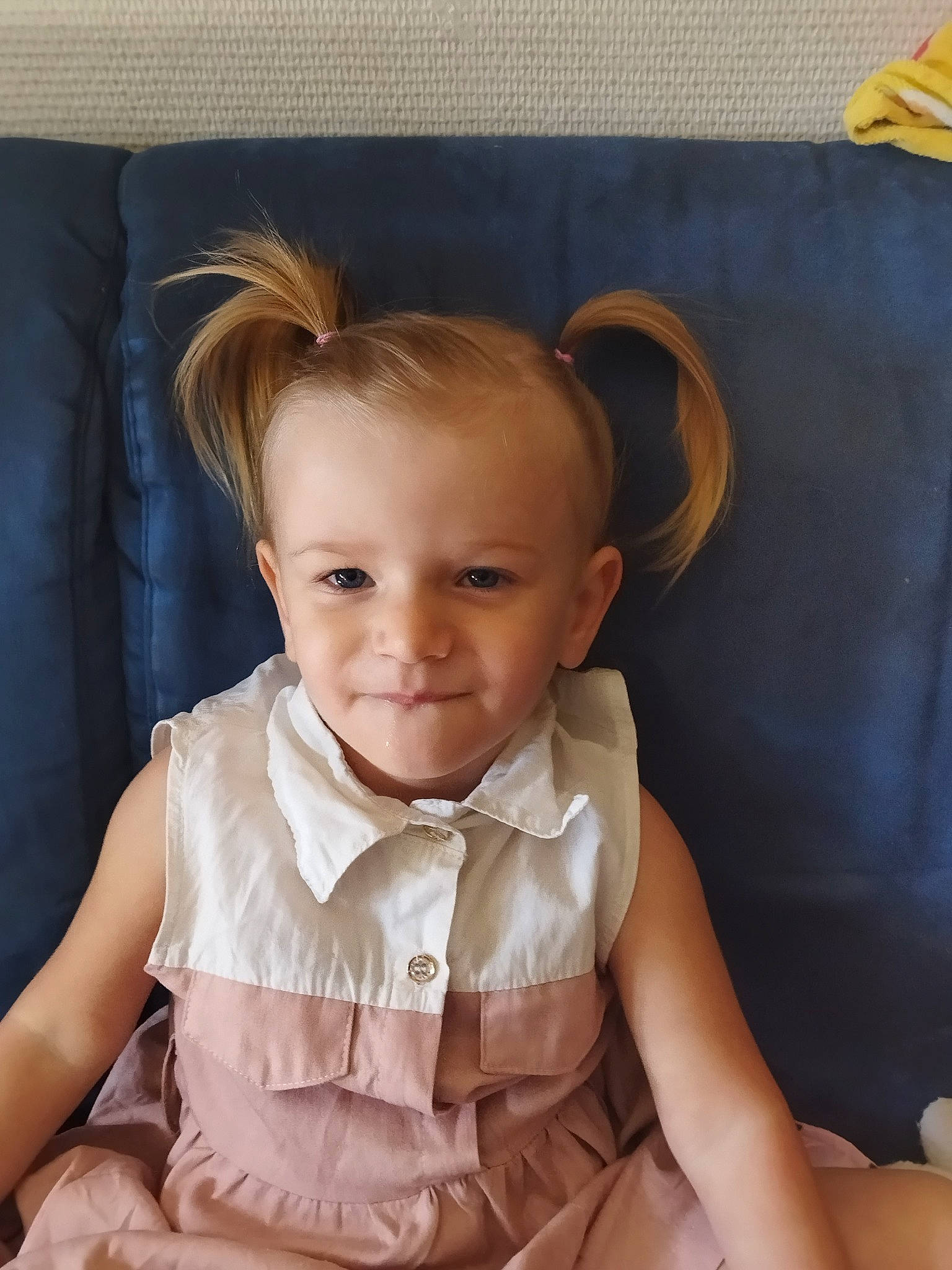 Sophie a rejoint le concours — aidez-le/la à gagner de superbes lots ! baby, baby_toddler_clothing, blond, cheek, comfort, dress, ear, eyelash, fashion_accessory, flash_photography, gesture, hair, hairstyle, happy, head, joy, neck, person, skin, sleeve