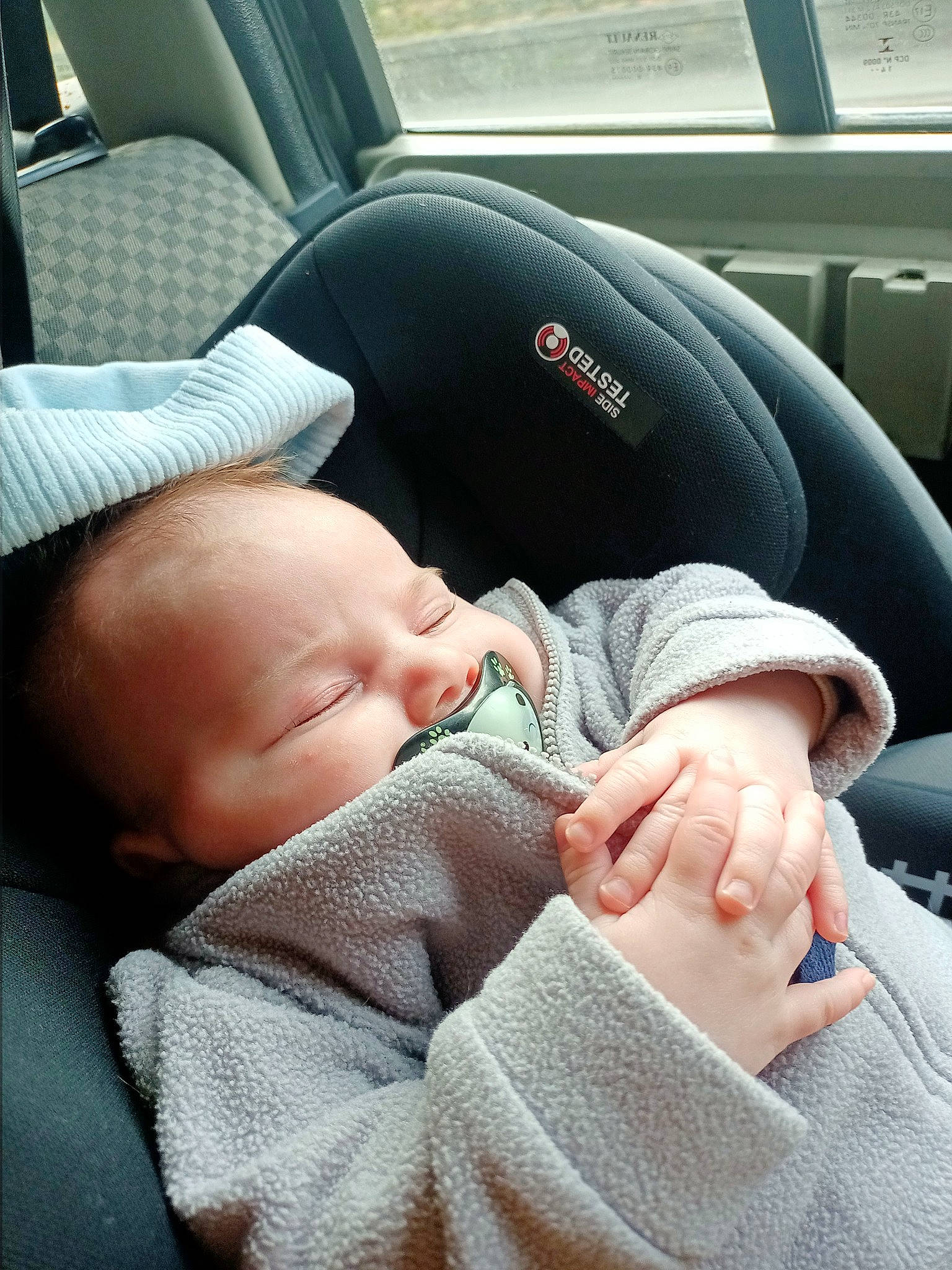 Sowan participe au concours pour gagner de l'argent avec cette photo : automotive_design, baby, baby_toddler_clothing, car_seat, cheek, child, chin, comfort, finger, gesture, hand, head_restraint, headgear, motor_vehicle, person, skin, thumb, toddler, vehicle_door, white