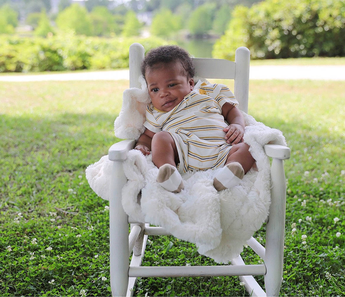 Kartier is registered to the contest to win money with this photo: barefoot, comfort, eye, fun, garden, grass, grassland, happy, human_leg, knee, lawn, leisure, people_in_nature, person, plant, recreation, shorts, sitting, spring, toddler