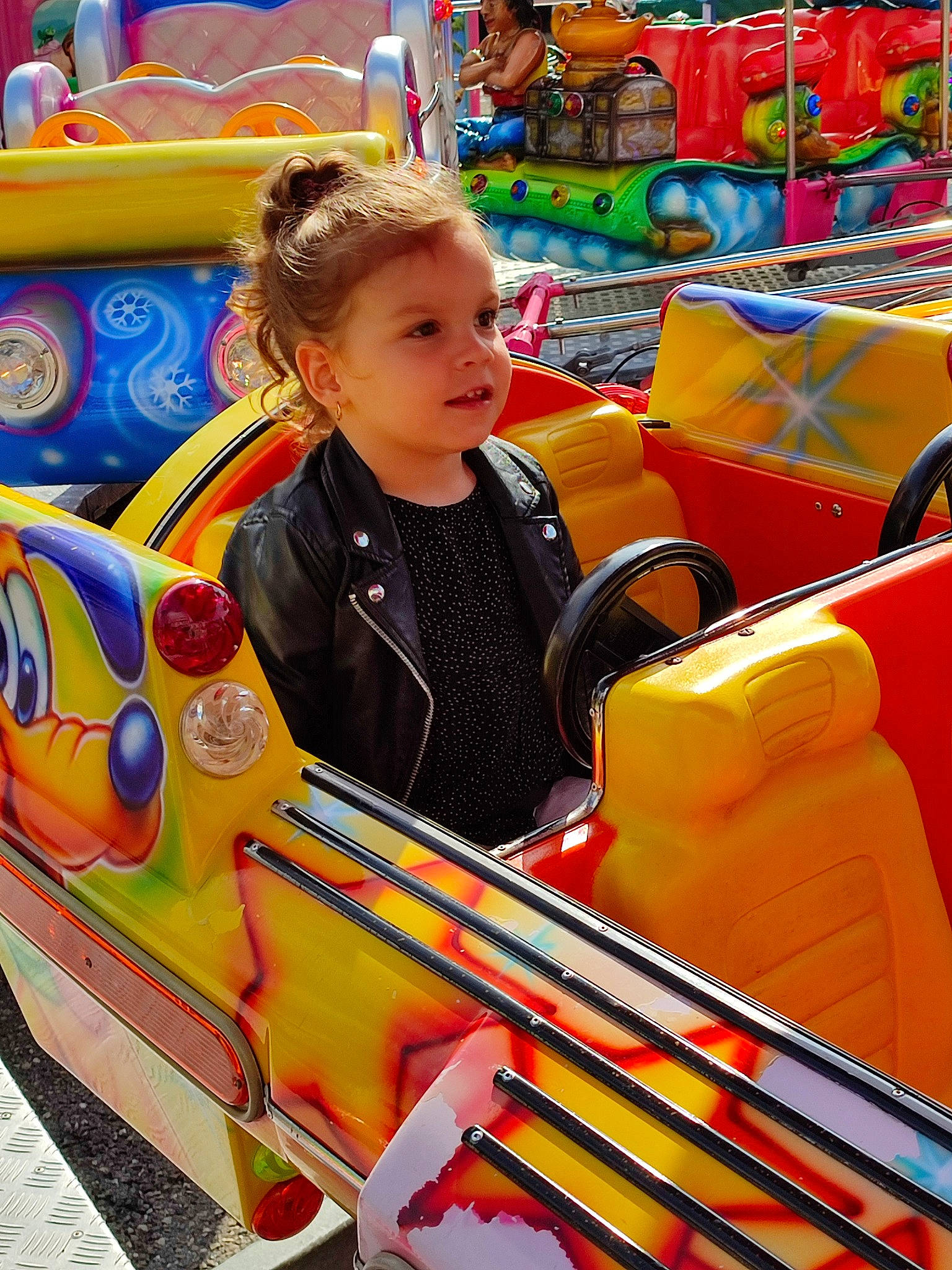 Chrystal participe au concours pour gagner de l'argent avec cette photo : amusement_ride, automotive_exterior, child, city, fun, leisure, motor_vehicle, nonbuilding_structure, outdoor_recreation, person, play, playground, recreation, smile, snapshot, summer, t_shirt, toddler, travel, vehicle
