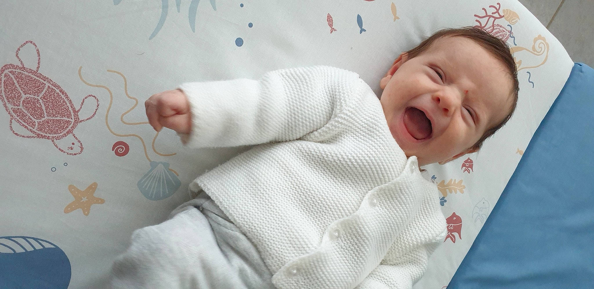 élise participe au concours pour gagner de l'argent avec cette photo : baby, baby_laughing, baby_products, baby_sleeping, baby_toddler_clothing, bed, bedding, bedtime, child, comfort, gesture, happy, linens, pattern, person, room, skin, sleeve, smile, textile