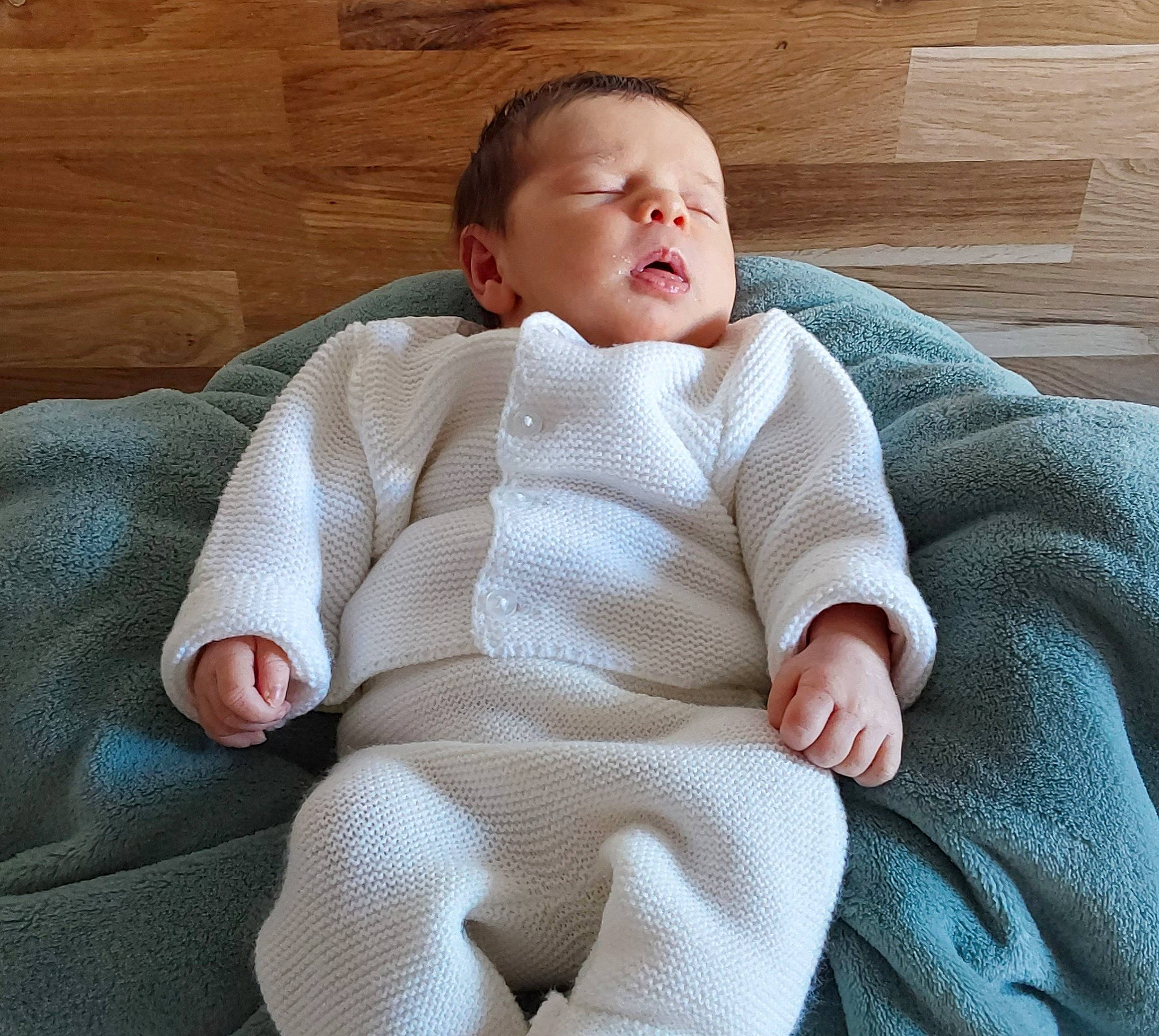 élise participe au concours pour gagner de l'argent avec cette photo : arm, baby, baby_sleeping, baby_toddler_clothing, collar, comfort, eye, face, head, human_body, human_leg, knee, leg, linens, outerwear, person, sitting, skin, sleeve, thigh
