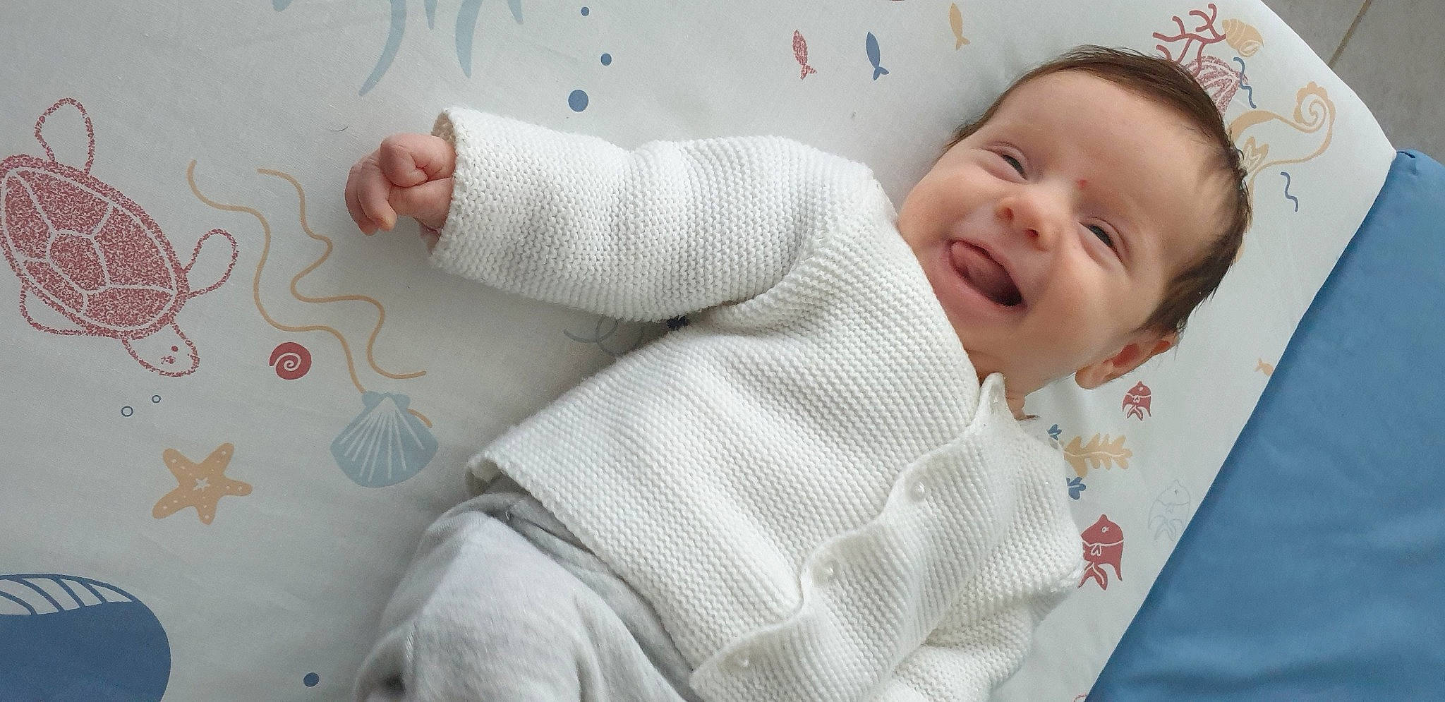 élise a rejoint le concours — aidez-le/la à gagner de superbes lots ! baby, baby_safety, baby_toddler_clothing, beauty, bedding, child, comfort, gesture, happy, head, human, linens, pattern, person, product, room, skin, sleeve, smile, textile