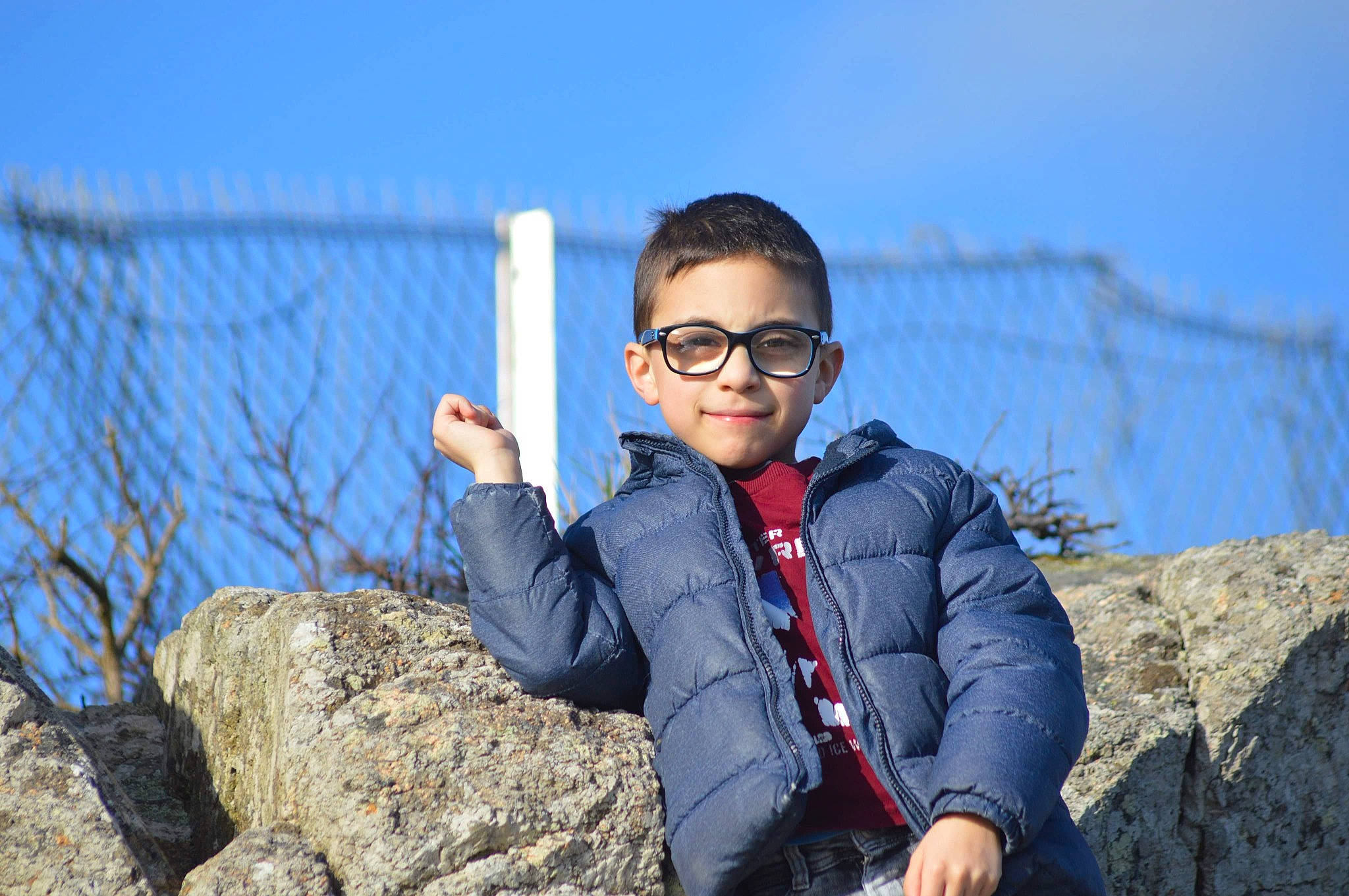 Nolann participe au concours pour gagner de l'argent avec cette photo : coast, electric_blue, eyewear, flash_photography, fun, glasses, happy, joy, landscape, leisure, ocean, person, portrait_photography, rock, sitting, sky, sleeve, soil, tourism, travel