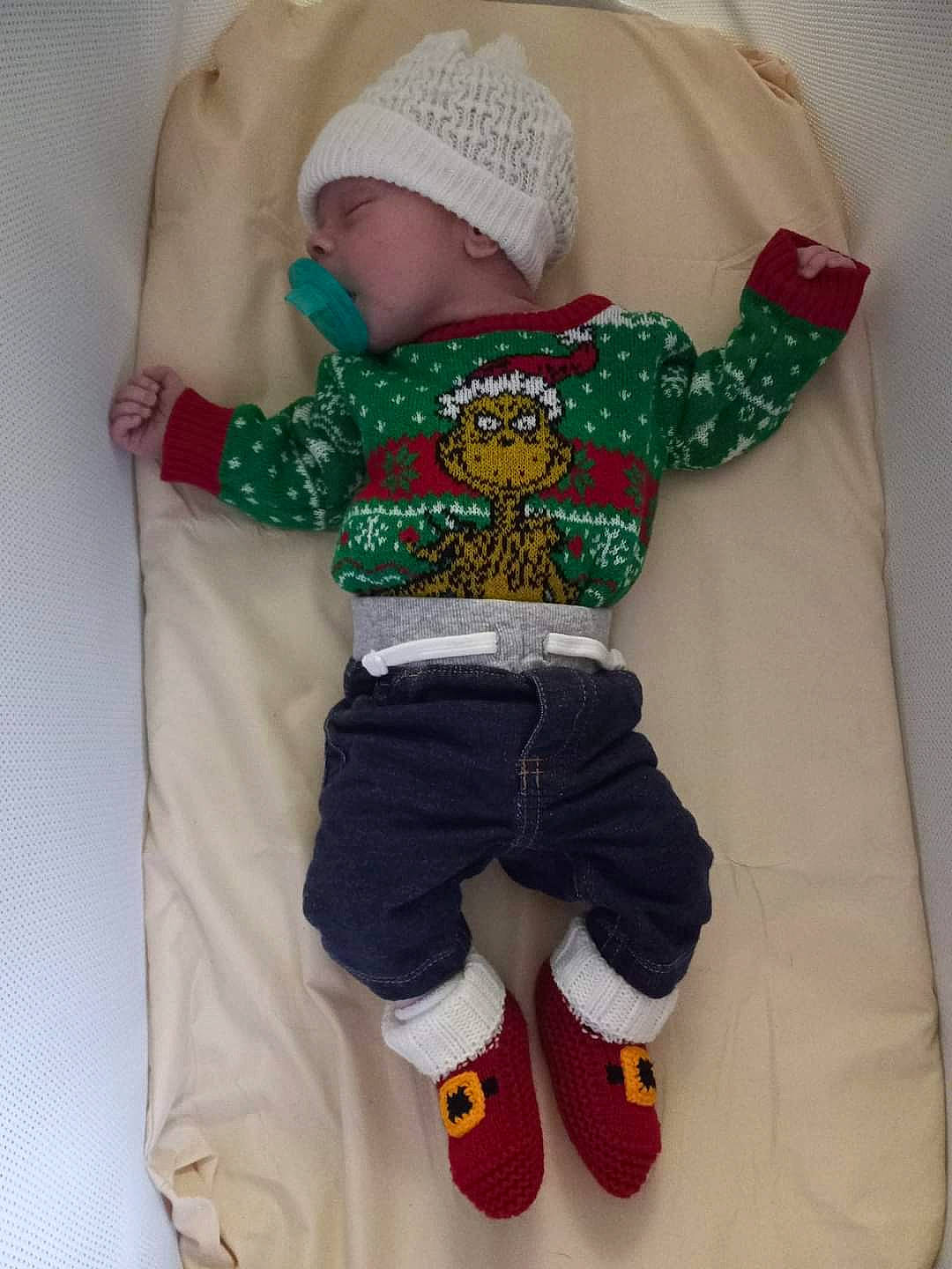 Alaric is registered to the contest to win money with this photo: arm, baby, baby_products, baby_sleeping, baby_toddler_clothing, cap, carmine, child, comfort, human_leg, knee, knit_cap, linens, pattern, person, personal_protective_equipment, sleeve, sock, textile, thigh