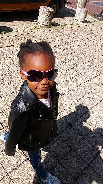 Alyson a rejoint le concours — aidez-le/la à gagner de superbes lots ! asphalt, child, cool, eyewear, flooring, goggles, grass, head, headgear, leisure, person, personal_protective_equipment, road, road_surface, sidewalk, sitting, street_fashion, sunglasses, tints_and_shades, vision_care