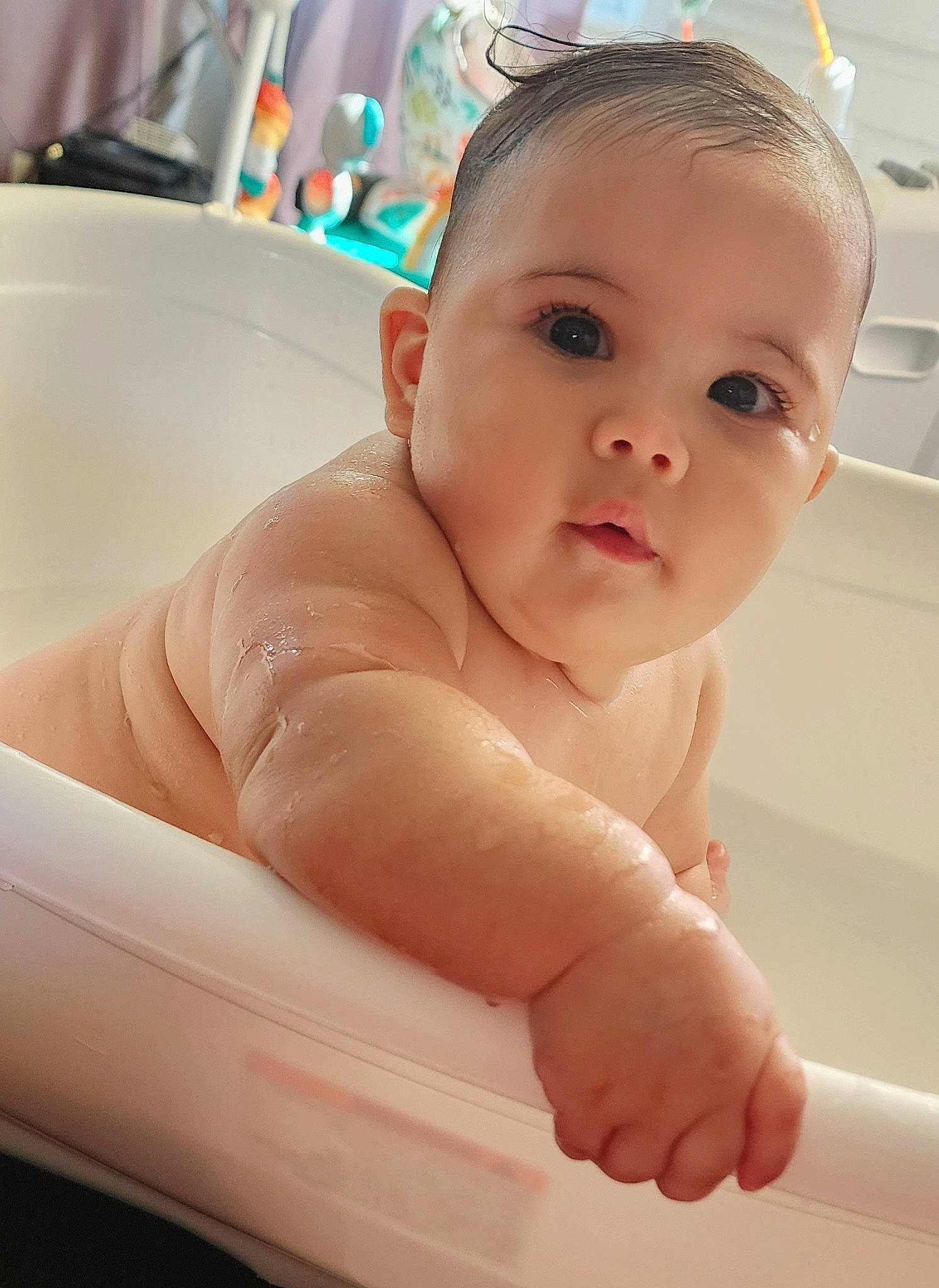 Natanael is registered to the contest to win money with this photo: baby, baby_bathing, bathing, bathroom, bathtub, cheek, chest, child, circle, ear, eyelash, fun, happy, head, person, sitting, skin, stomach, thumb, toddler