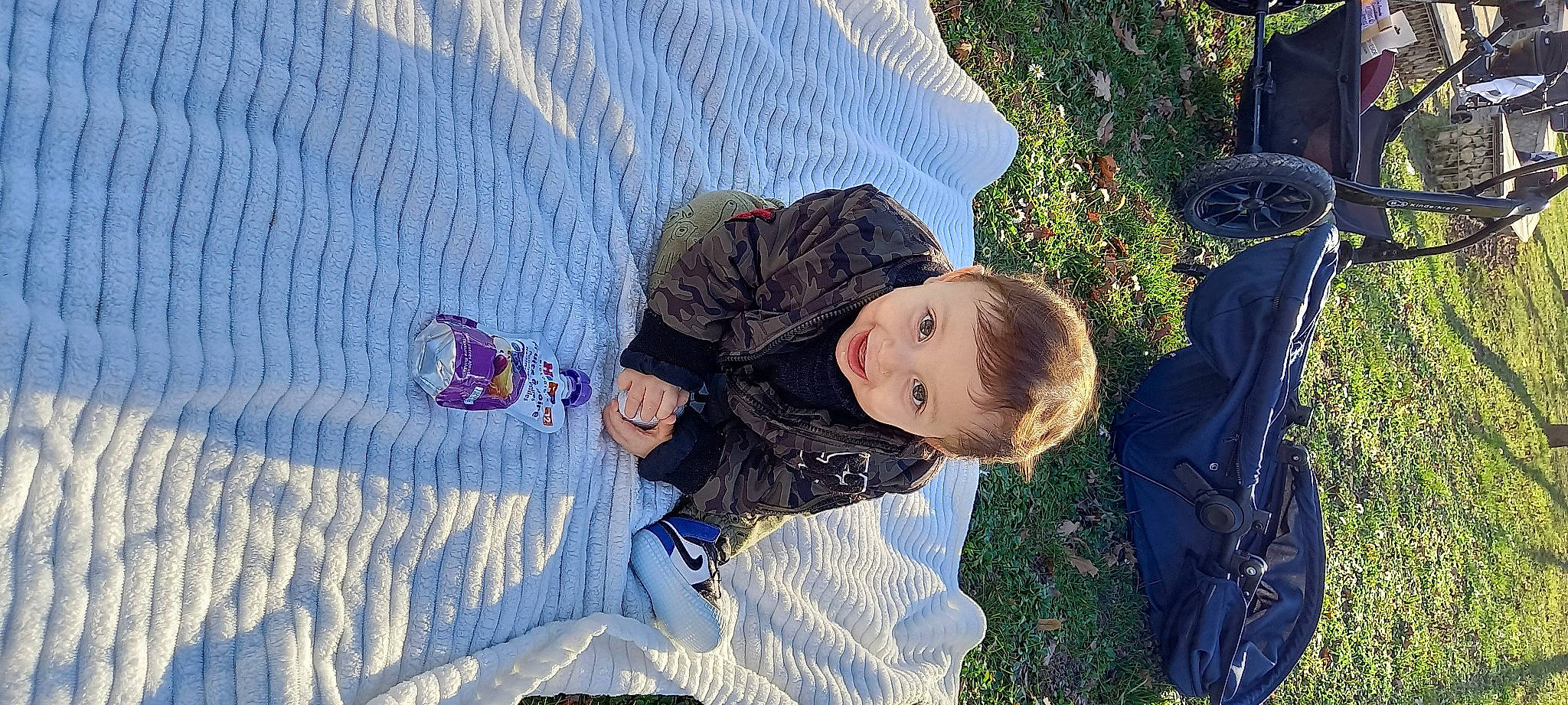 Isaac a rejoint le concours — aidez-le/la à gagner de superbes lots ! child, freezing, fun, fur, grass, happy, joy, landscape, leisure, people_in_nature, person, plant, play, recreation, shadow, sitting, slope, snow, toddler, tree