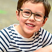 Roméo a rejoint le concours — aidez-le/la à gagner de superbes lots ! child, boy, glasses, smile, striped_shirt, happy, portrait, face, casual_clothing, short_hair, young, person, cute, friendly, outdoor, daylight, closeup, brown_hair, eyewear, joyful