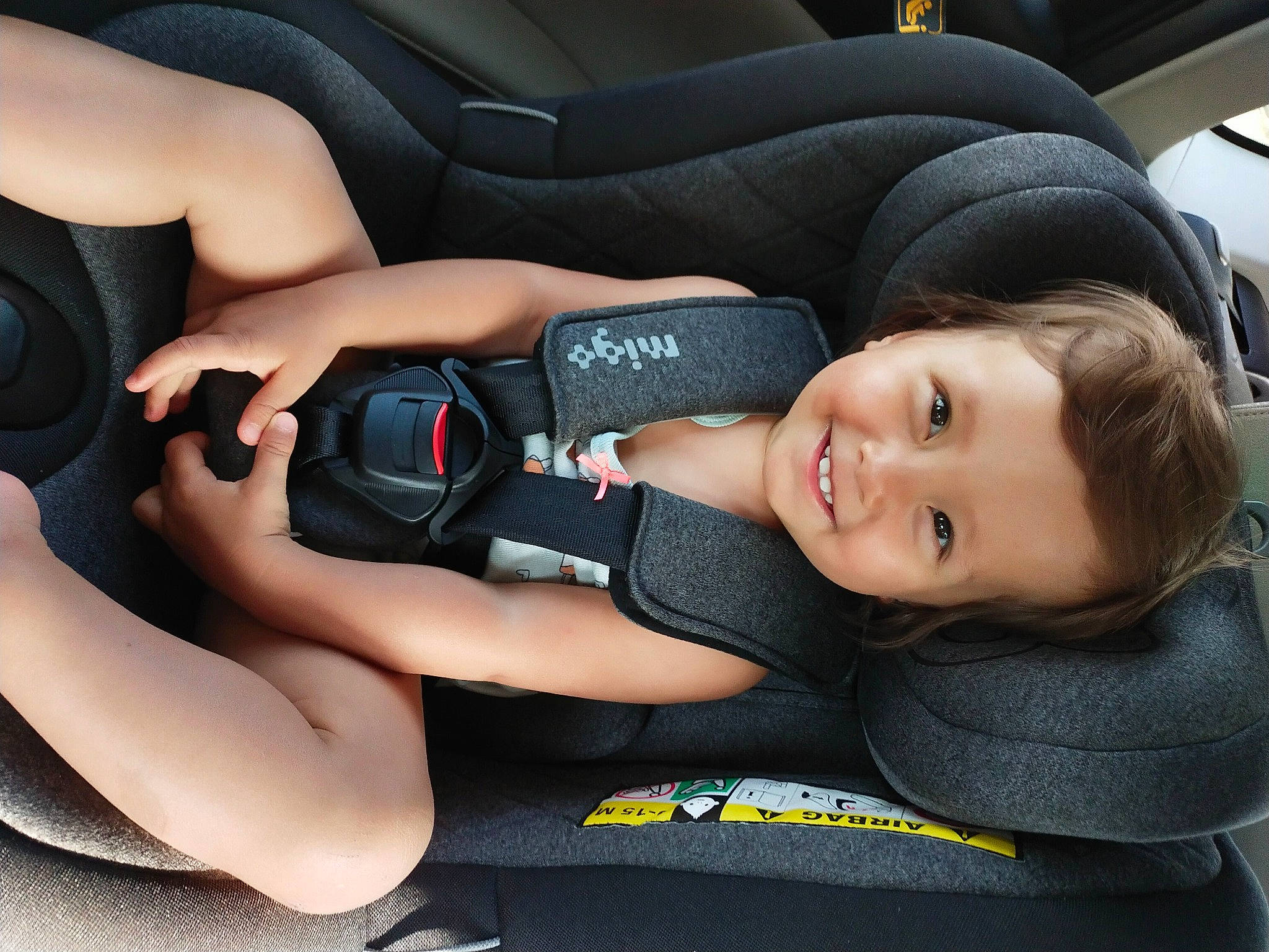 Andréa a rejoint le concours — aidez-le/la à gagner de superbes lots ! automotive_design, car_seat, car_seat_cover, comfort, cool, facial_expression, finger, gesture, head_restraint, human_body, joy, leg, mammal, motor_vehicle, mouth, person, product, smile, steering_part, steering_wheel