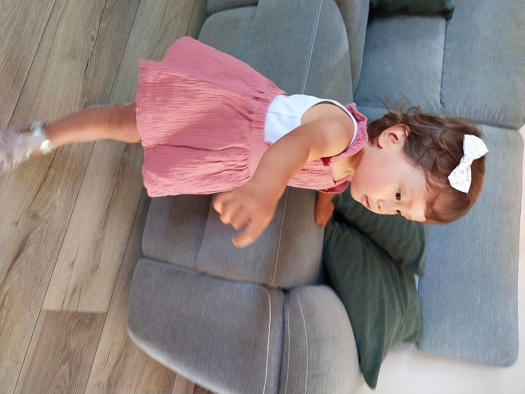 Andréa a rejoint le concours — aidez-le/la à gagner de superbes lots ! baby, child, comfort, elbow, eyewear, foot, fun, glasses, human_leg, joint, knee, leg, leisure, person, shoulder, sitting, sunglasses, thigh, toddler, tree