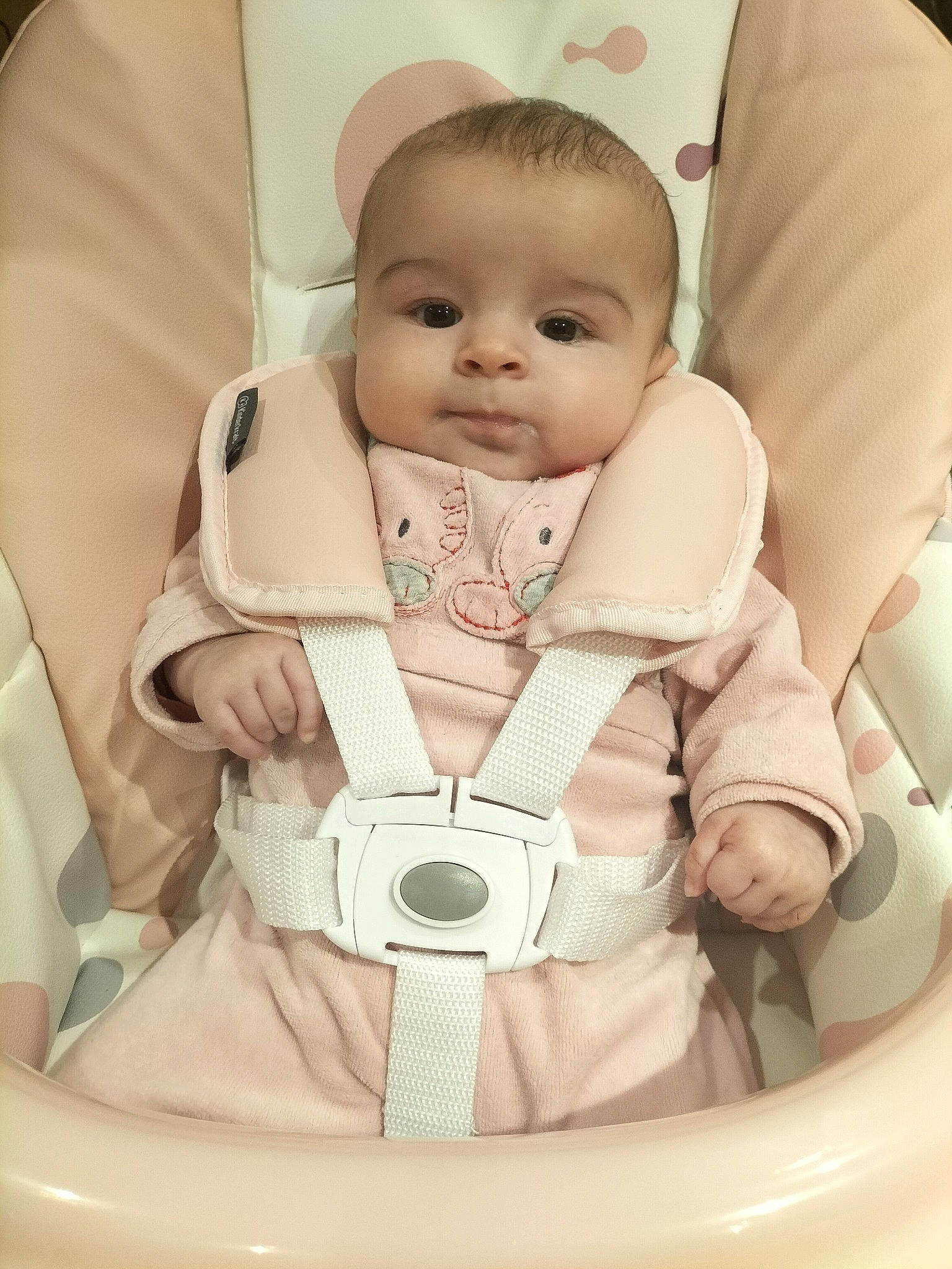 Ambre participe au concours pour gagner de l'argent avec cette photo : baby, baby_carriage, baby_products, baby_safety, baby_sleeping, baby_toddler_clothing, beige, car_seat, cheek, child, collar, comfort, happy, human_body, outerwear, person, product, sleeve, smile, toddler