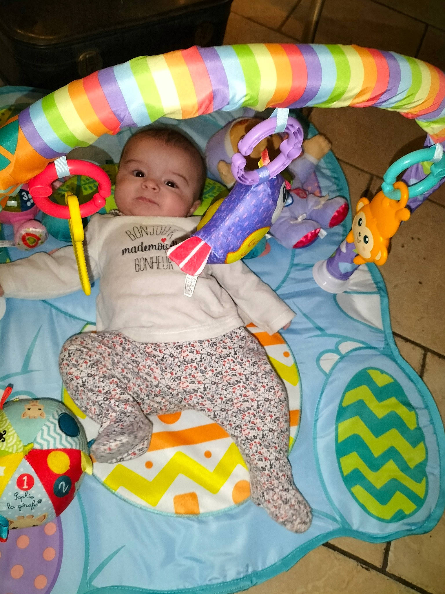 Ambre participe au concours pour gagner de l'argent avec cette photo : art, baby, baby_products, baby_toddler_clothing, baby_toys, child, comfort, event, fun, happy, head, leisure, pattern, person, play, recreation, room, sitting, textile, toddler